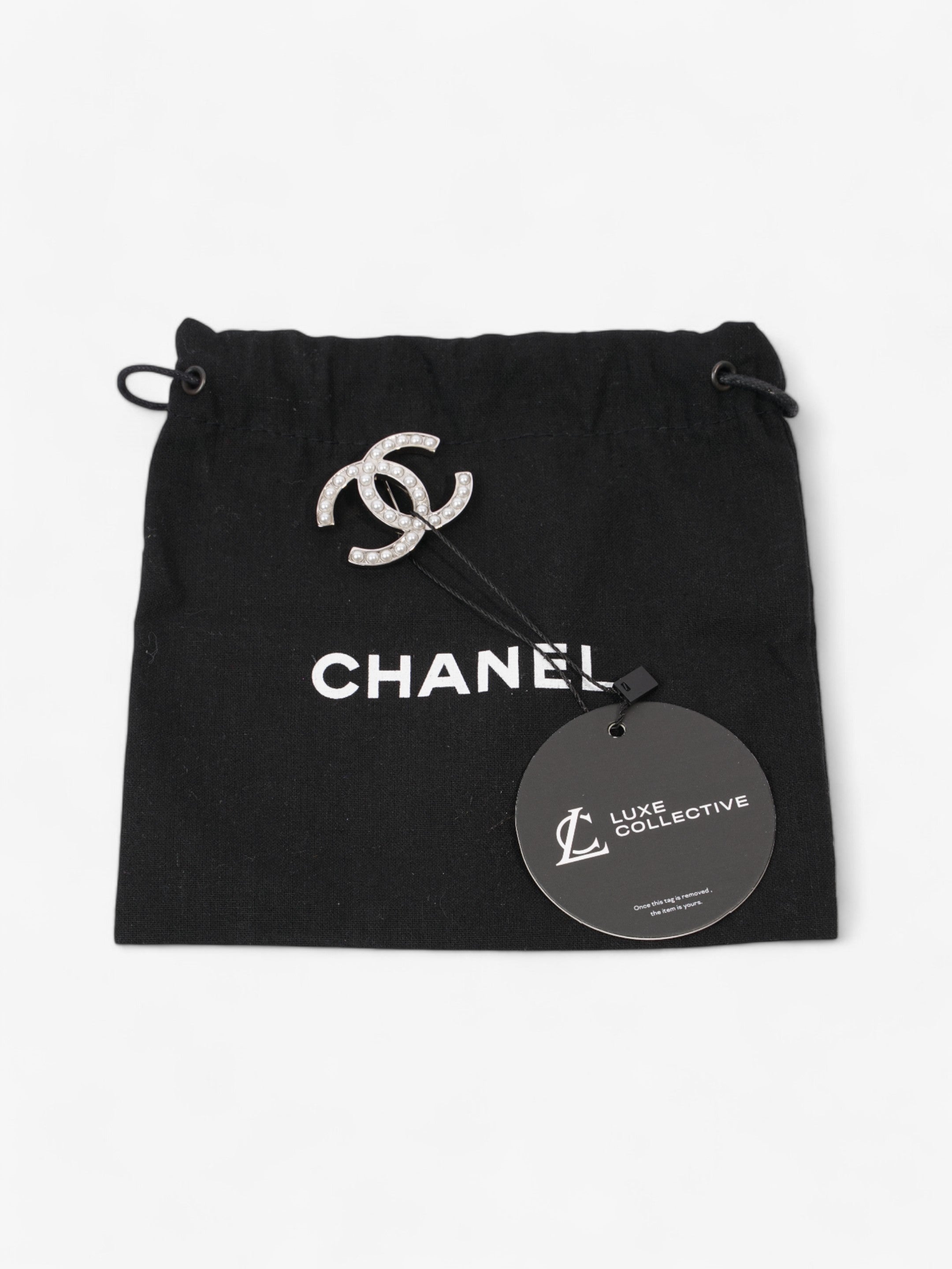 Chanel Interlocking CC Brooch Silver / Pearl Base Metal