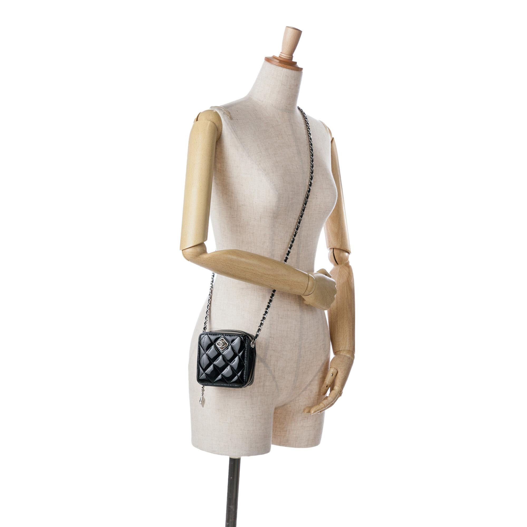 Chanel CC Quilted Patent Clutch With Chain (SHG-ROhwQv)