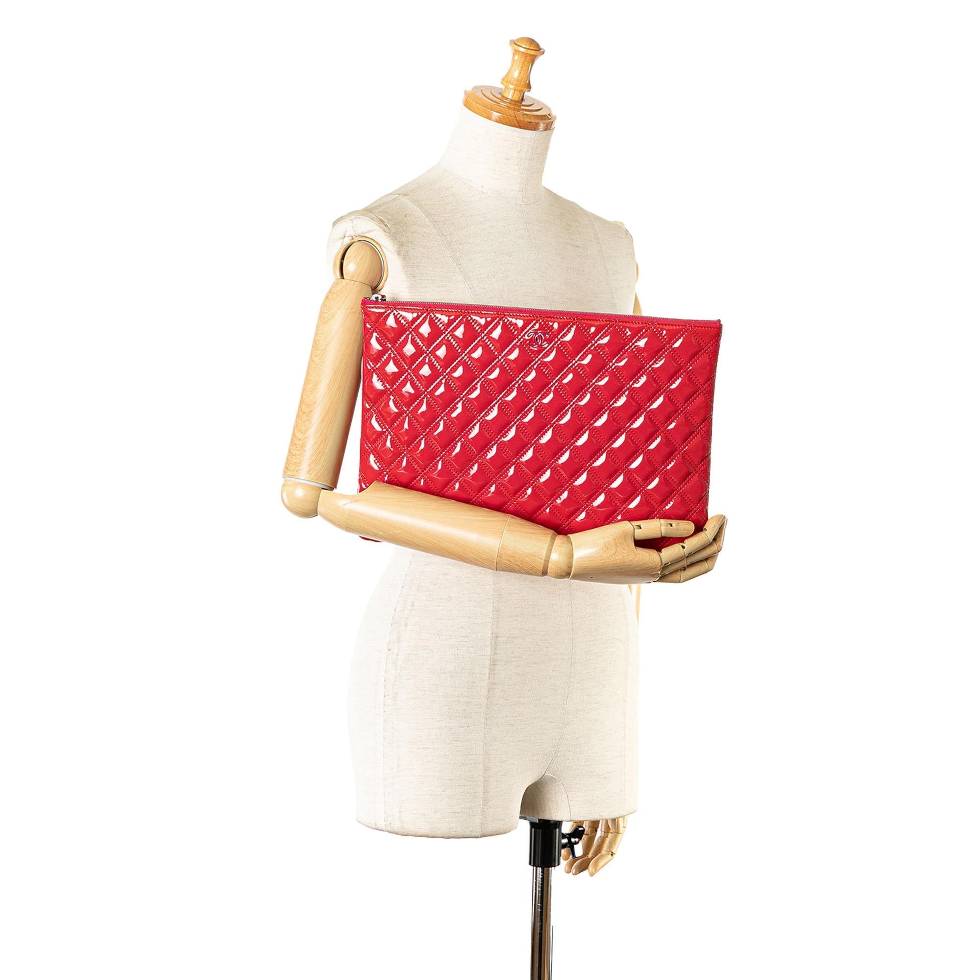 Chanel Large Quilted Patent Leather O Case Clutch (SHG-5Pt1t3)