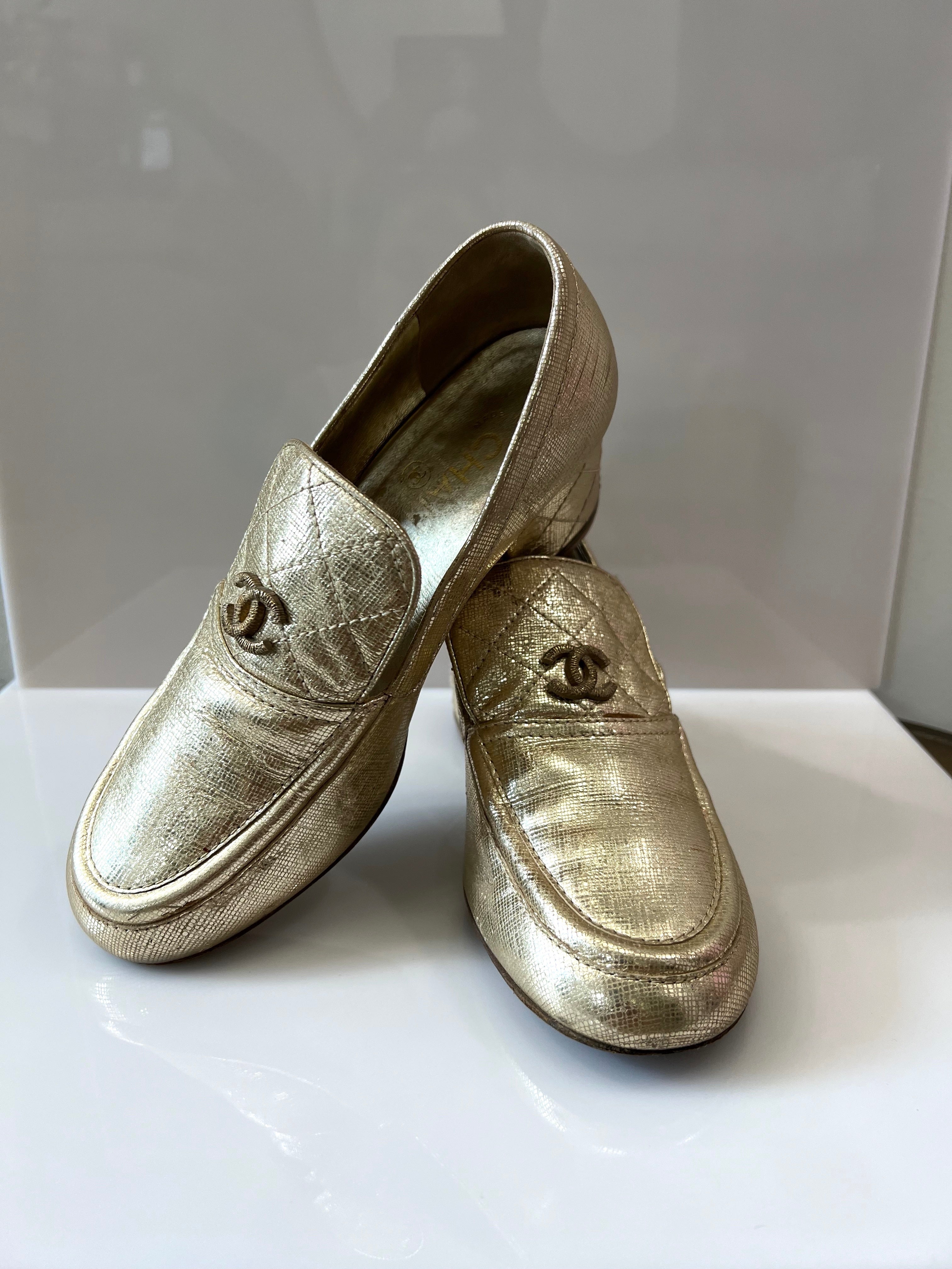CHANEL CC METALLIC GOLD TEXTURED LEATHER STACKED HEEL LOAFERS