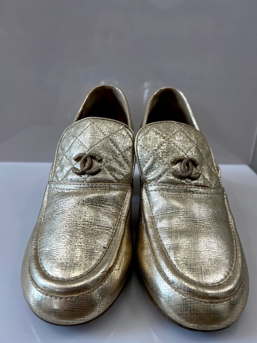 CHANEL CC METALLIC GOLD TEXTURED LEATHER STACKED HEEL LOAFERS