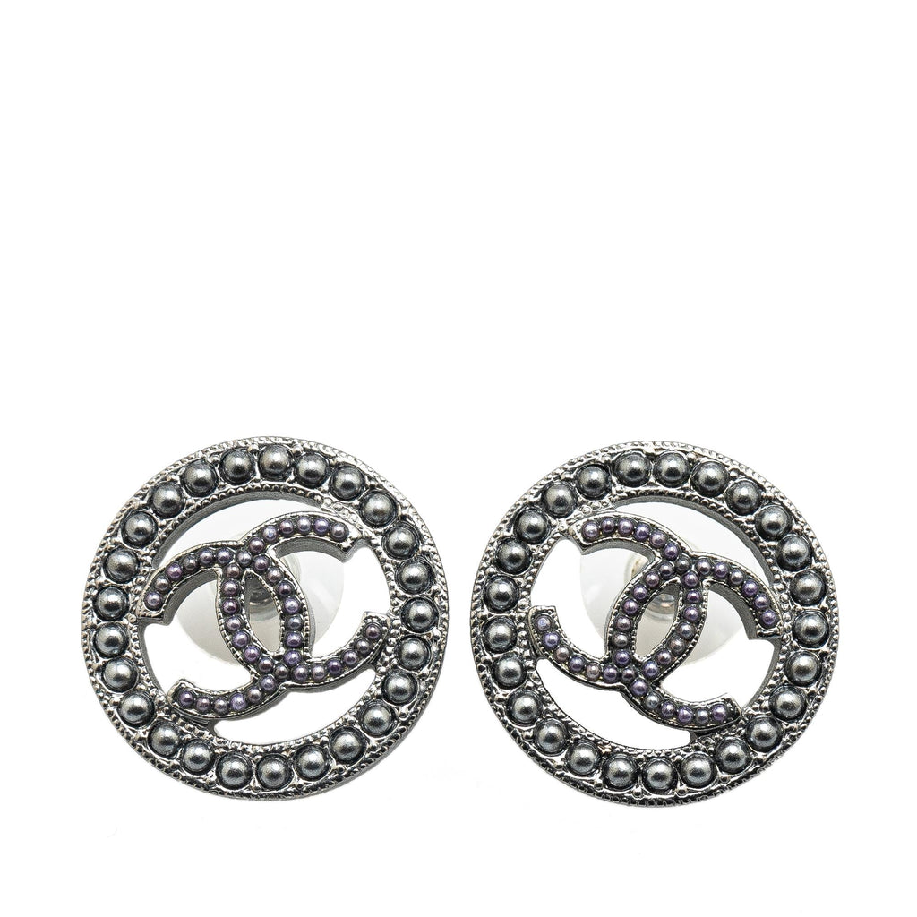 Chanel Ruthenium Pearl CC Round Push Back Earrings (SHG-Y0WMQt)
