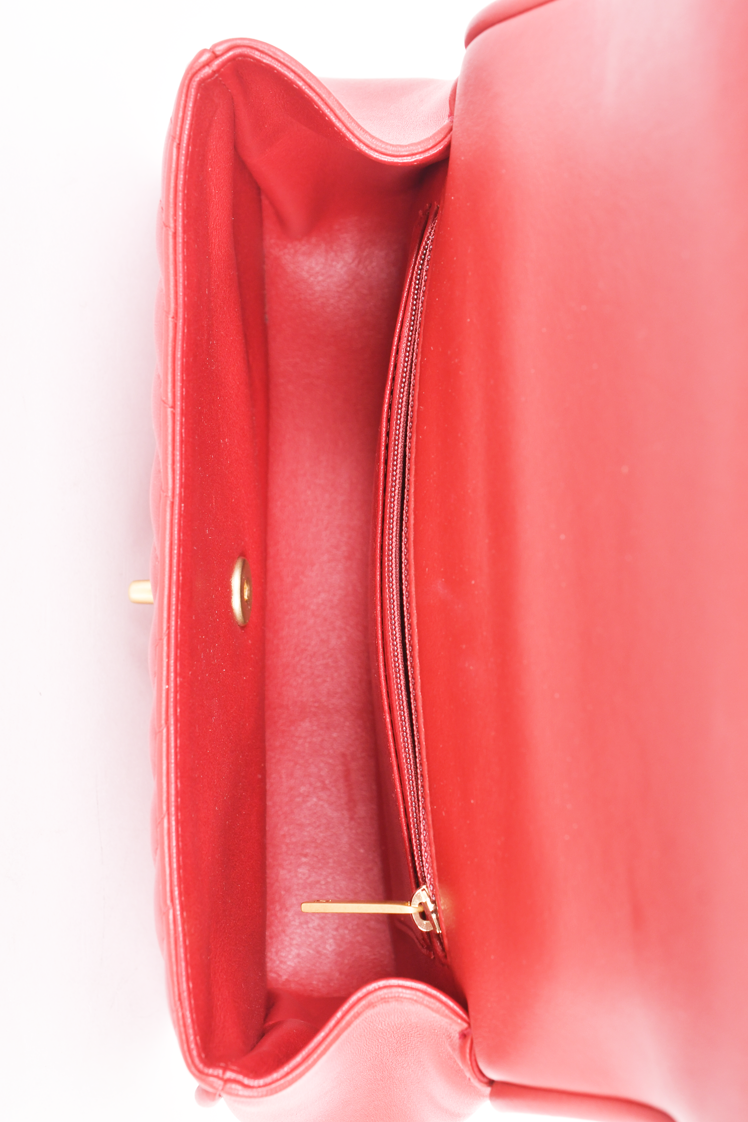 Pre-loved Chanel™ 2018 Red Reversed Round Flap Bag with Gold Hardware