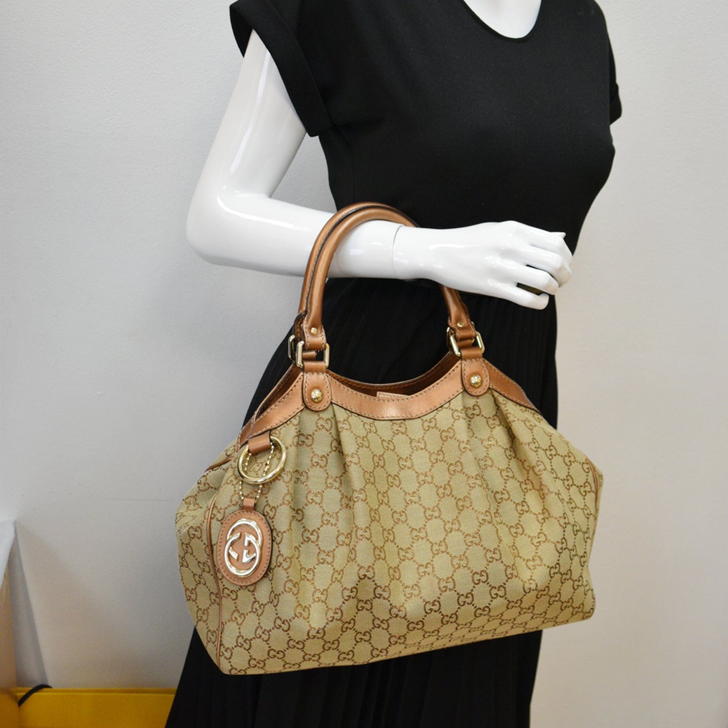 GUCCI Sukey Medium GG Canvas Tote Bag Beige 211944