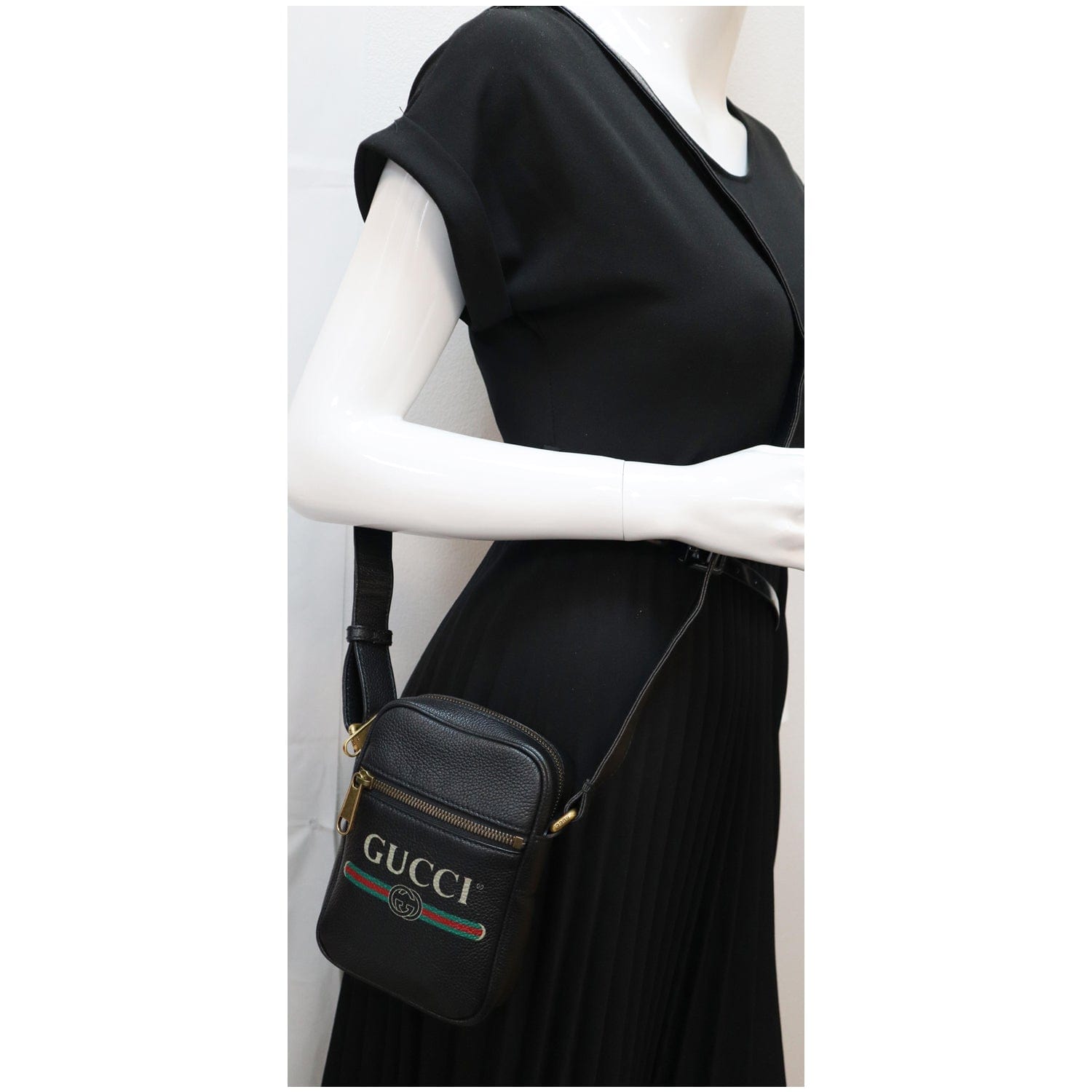 GUCCI Logo Grained Calfskin Leather Messenger Bag Black 574803