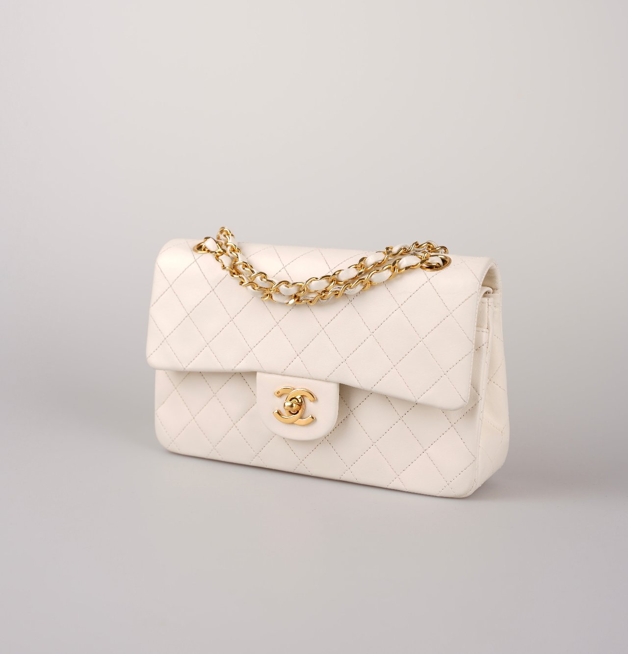 Chanel Medium Vintage White Classic Double Flap Bag in Lambskin with gold hardware
