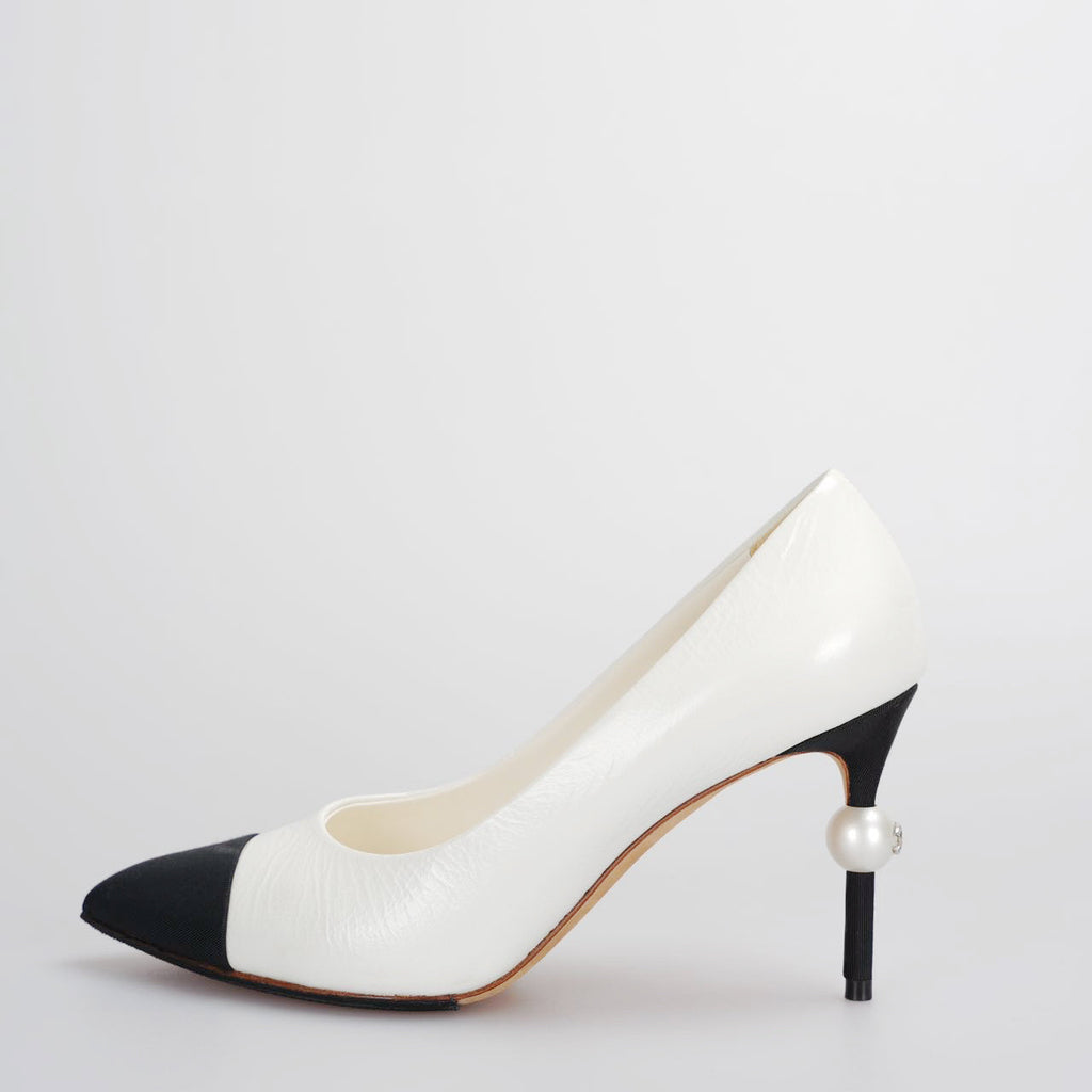 Chanel White Black Pumps with Pearl CC Logo 38