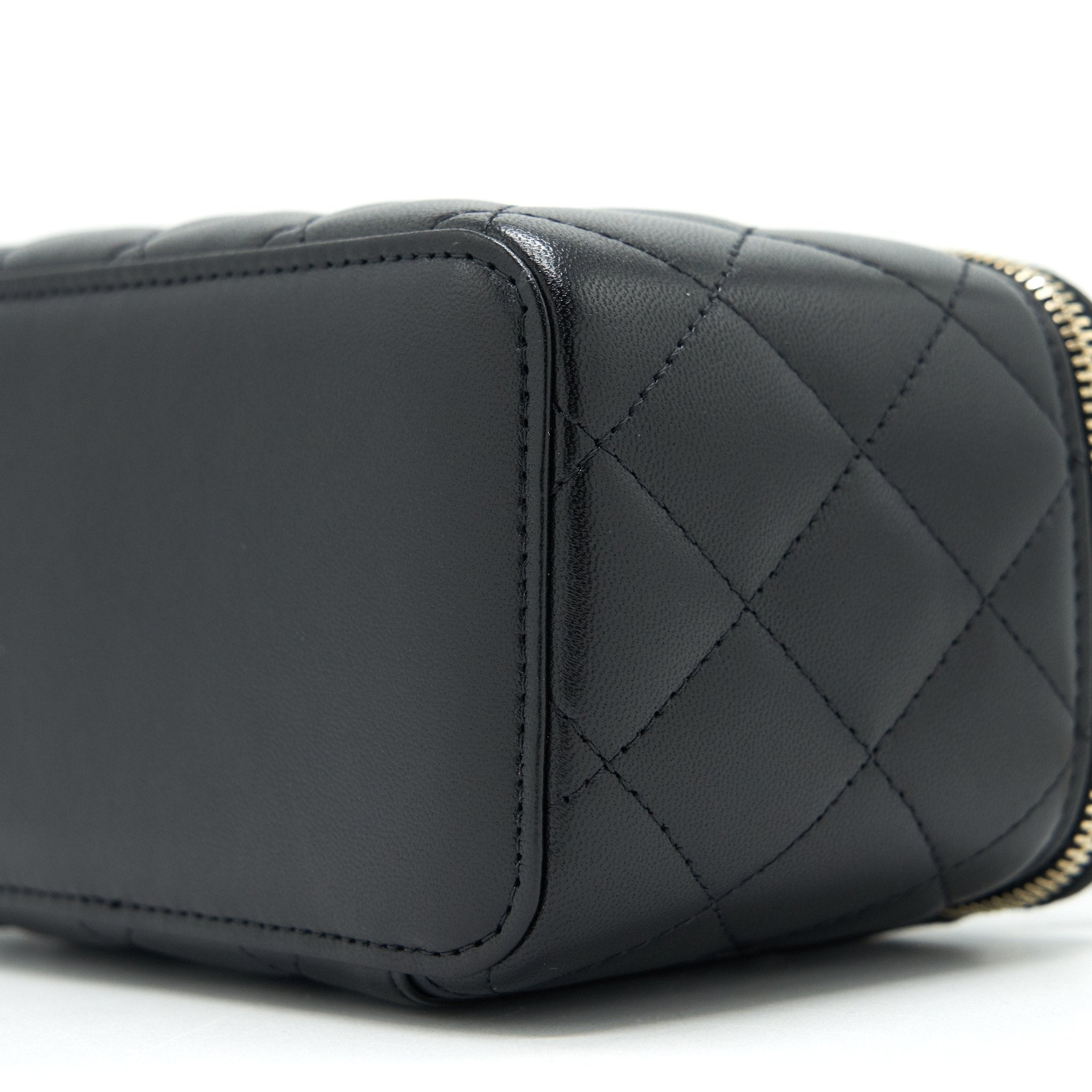 Chanel 21K Top Handle Rectangular Vanity With Chain Black L