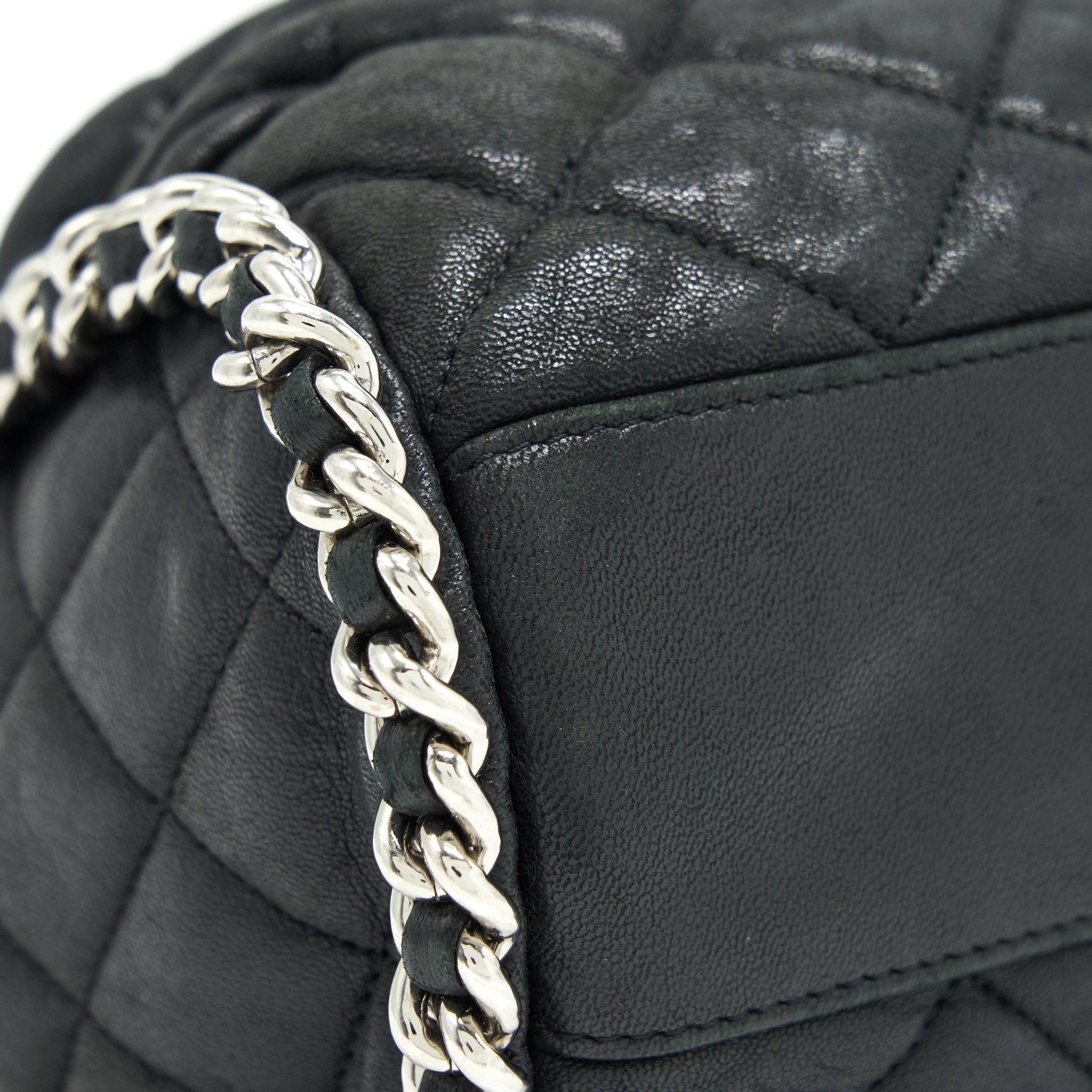Chanel quilted leather with Chain Shoulder Bag Black
