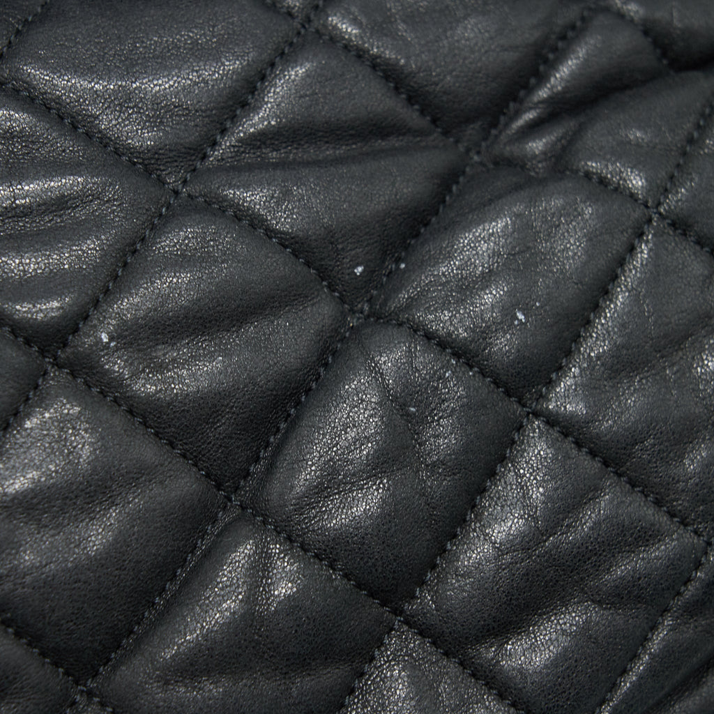 Chanel quilted leather with Chain Shoulder Bag Black