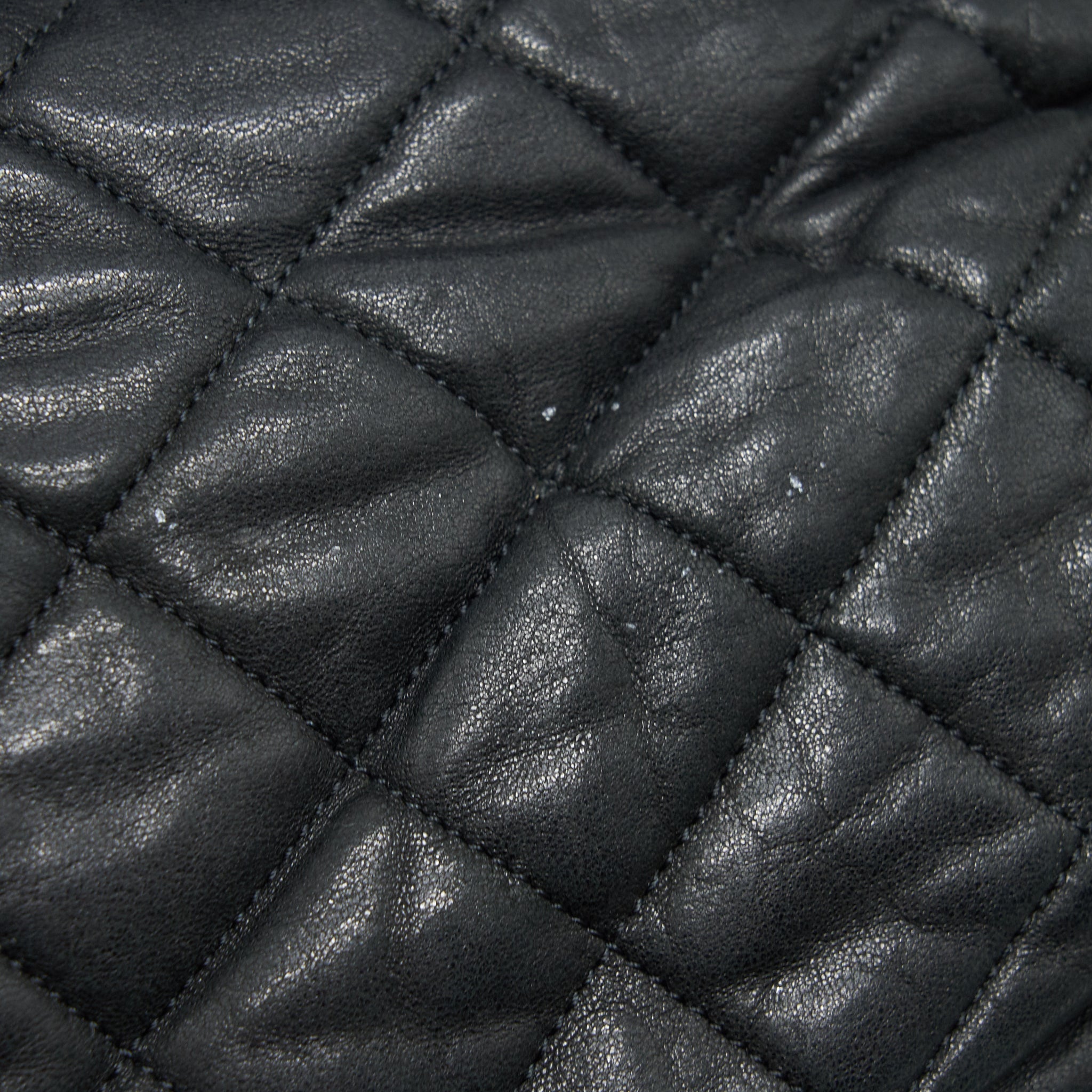 Chanel quilted leather with Chain Shoulder Bag Black
