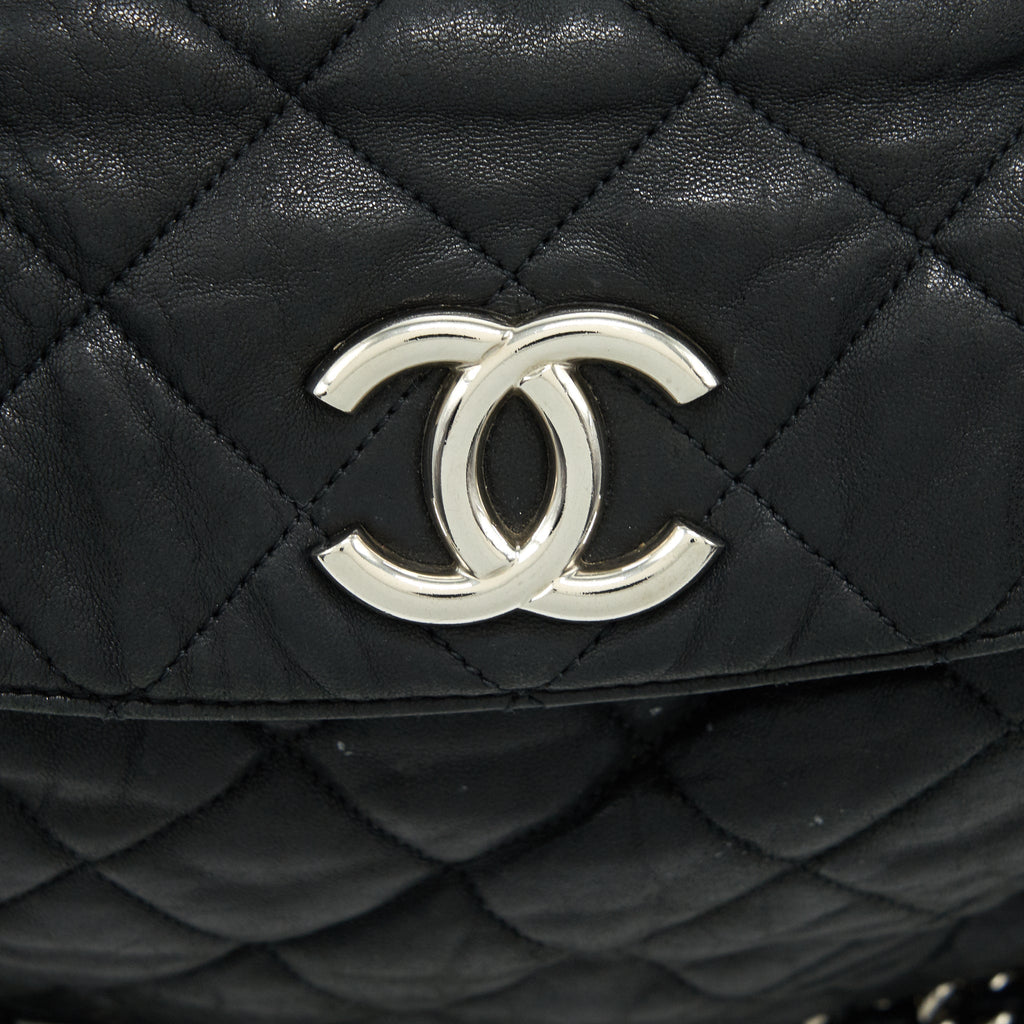 Chanel quilted leather with Chain Shoulder Bag Black