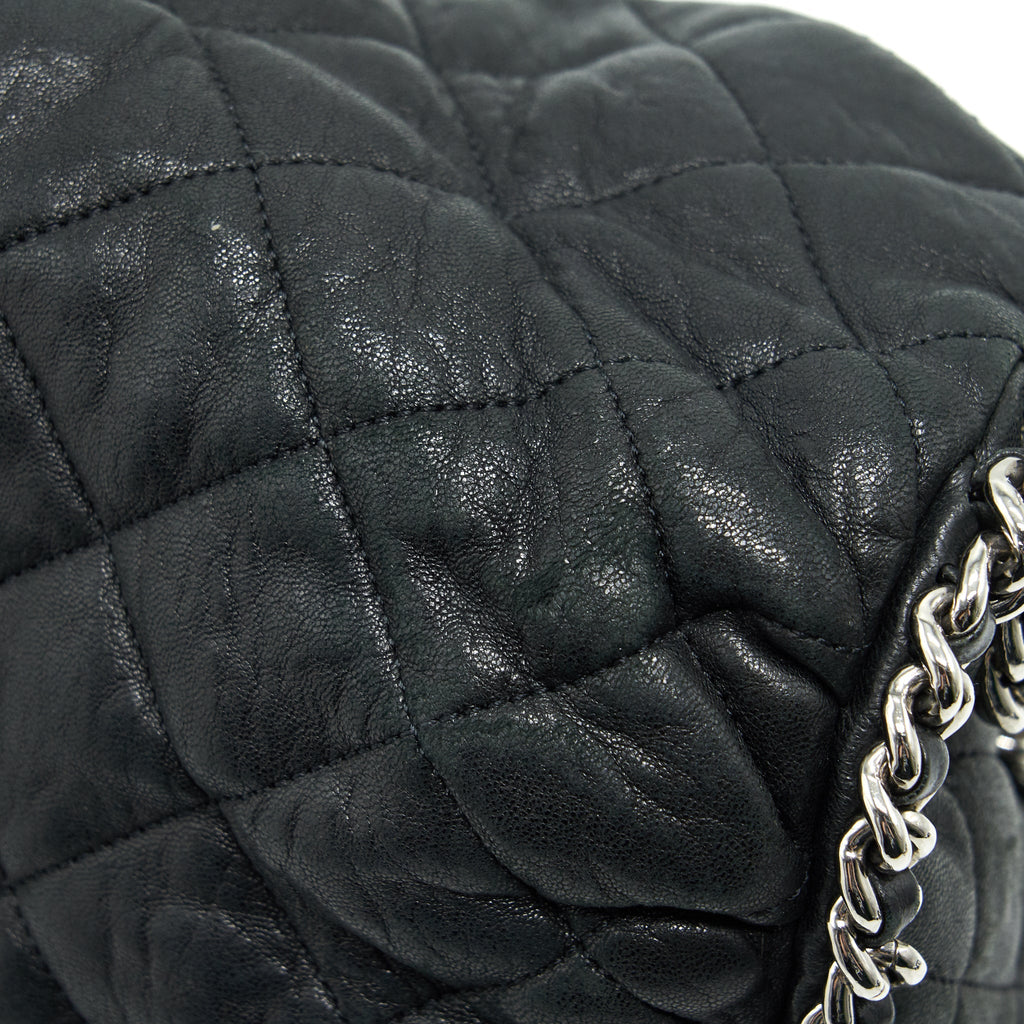 Chanel quilted leather with Chain Shoulder Bag Black