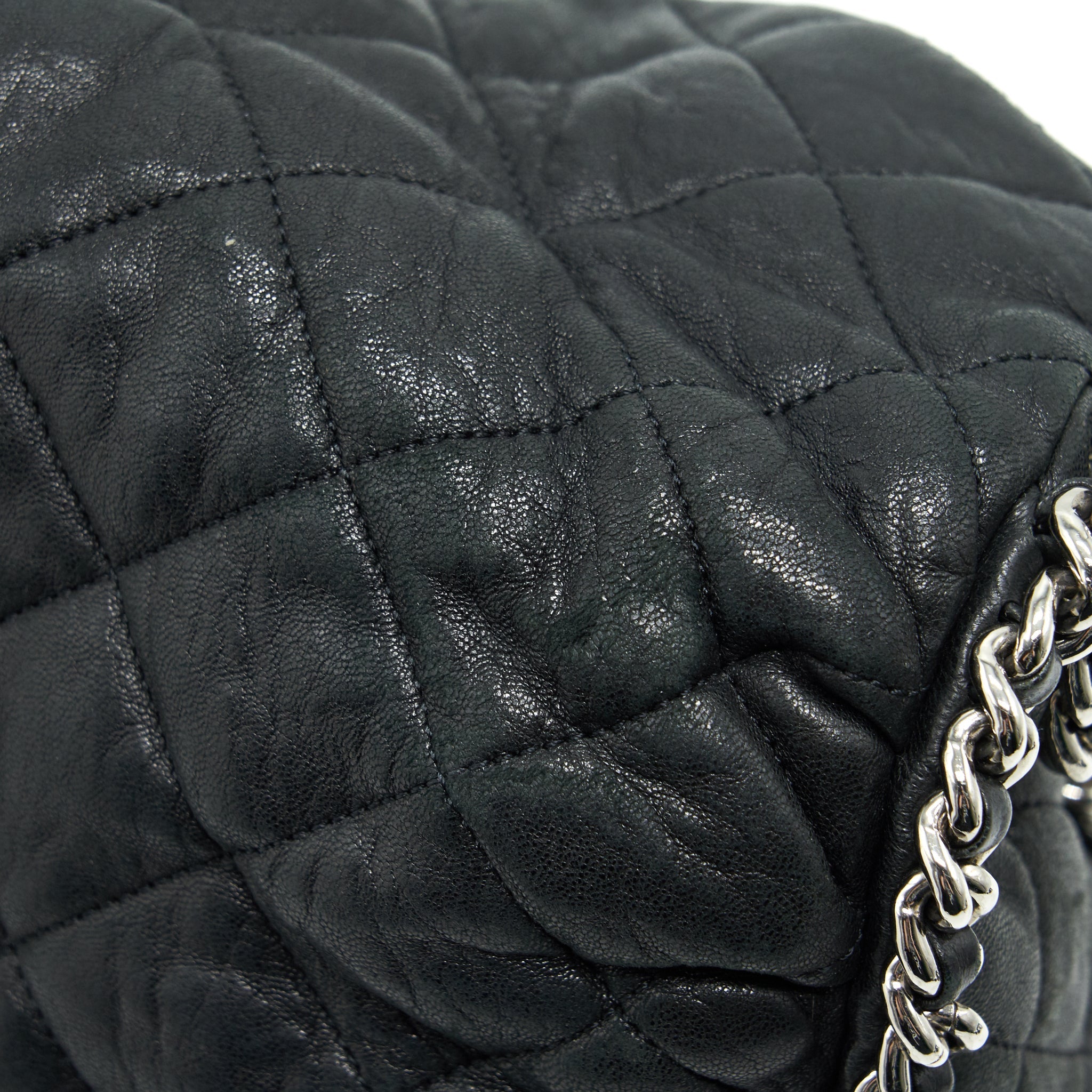 Chanel quilted leather with Chain Shoulder Bag Black