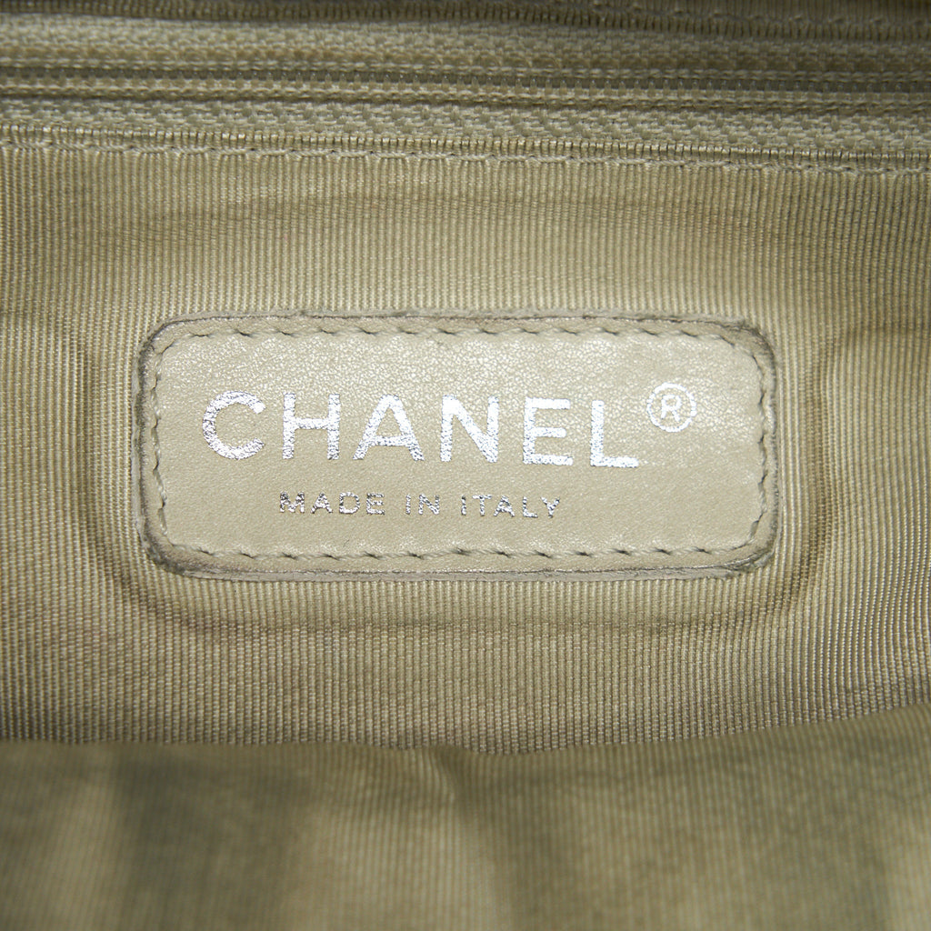 Chanel quilted leather with Chain Shoulder Bag Black