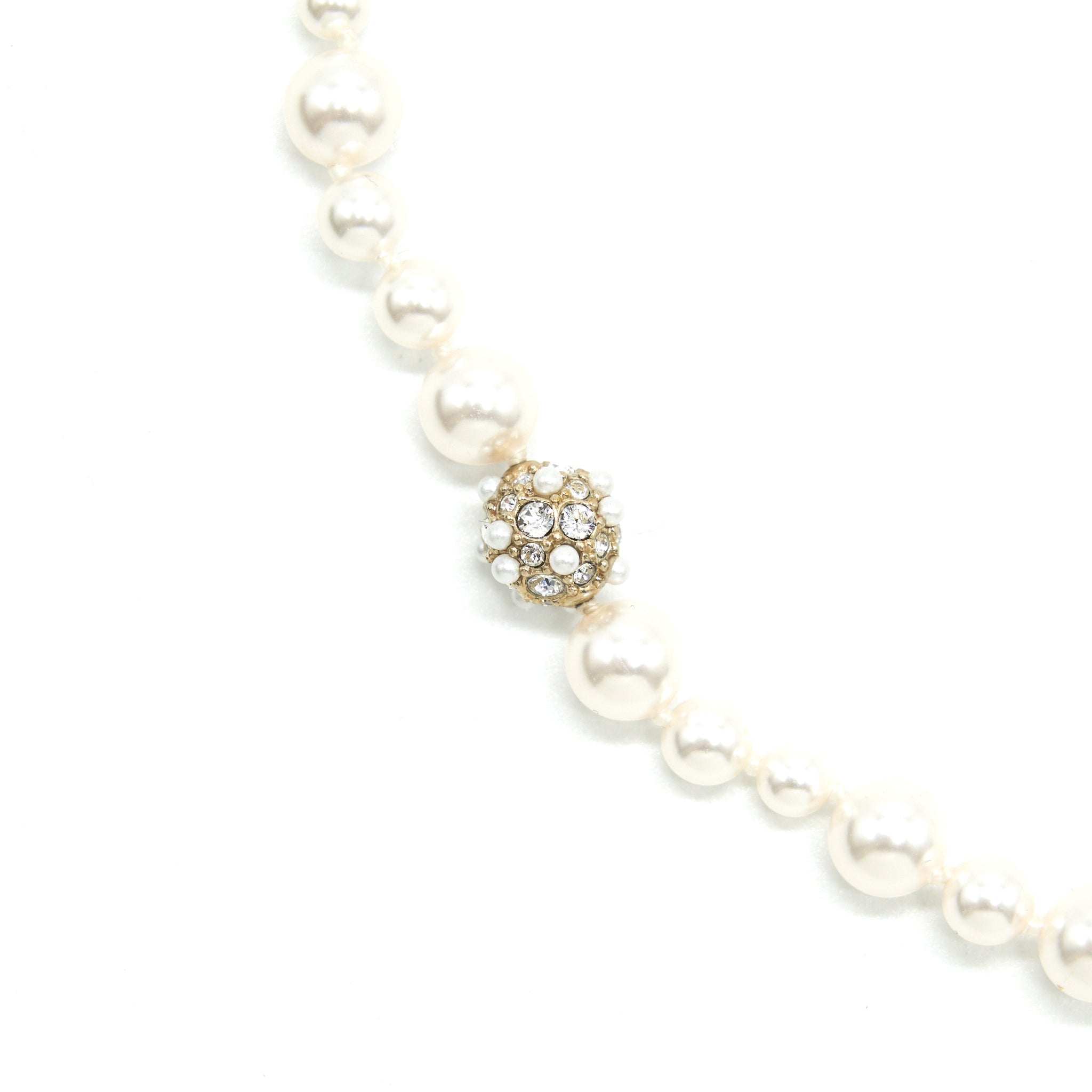 CHANEL CC LOGO PEARL NECKLACE