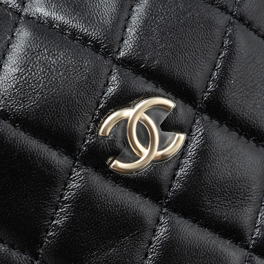 Chanel 23C round Clutch lambskin black  (microchip)