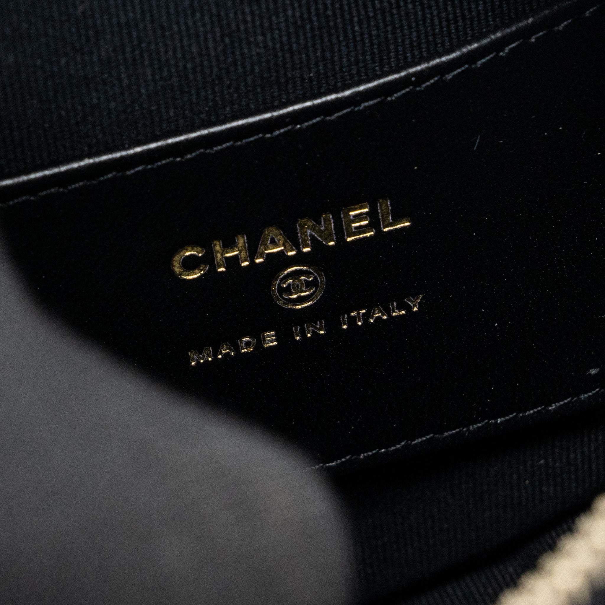 Chanel 23C round Clutch lambskin black  (microchip)