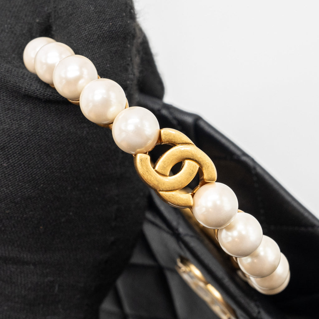 Chanel pearl round handle evening clutch lambskin black  (microchip)