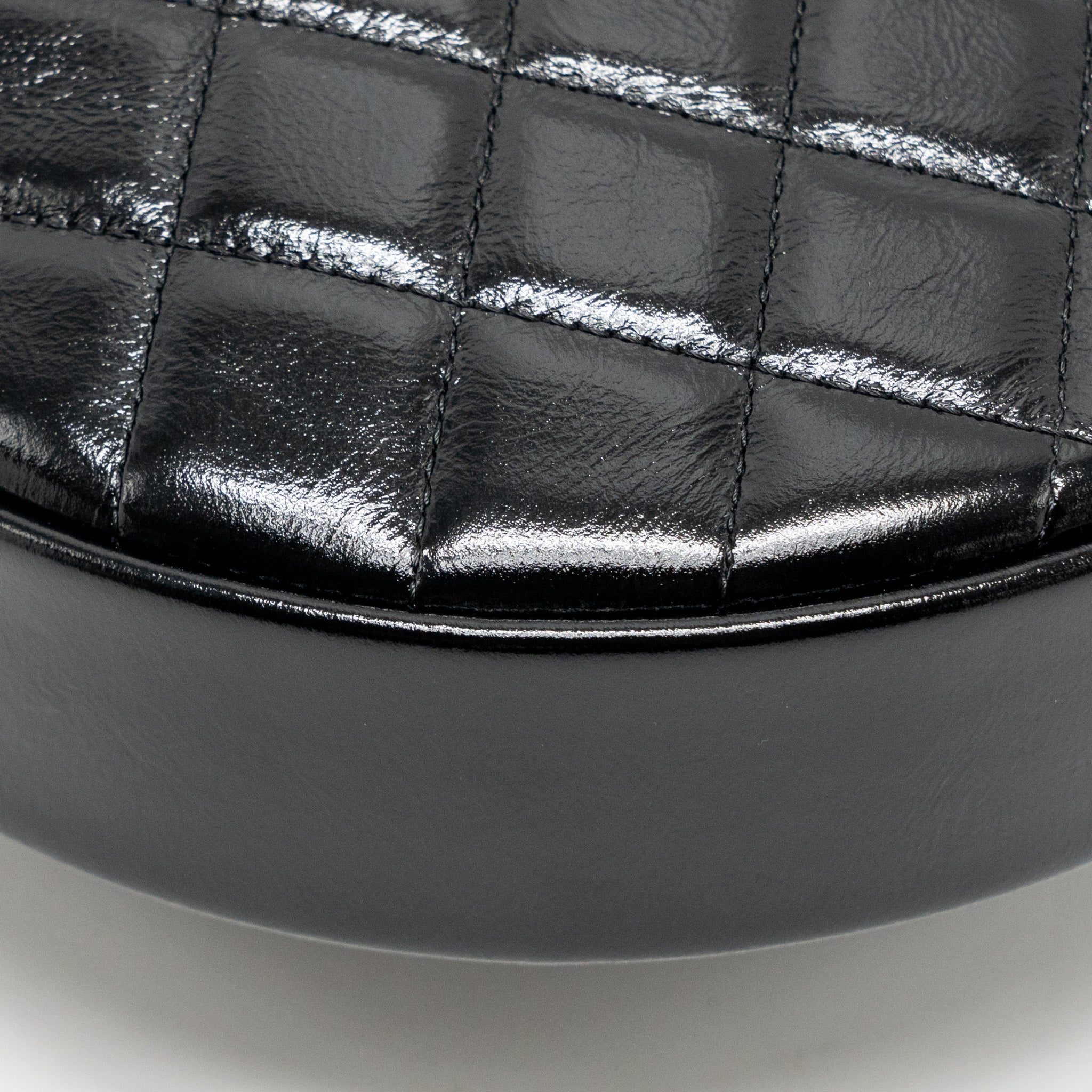Chanel 21A Round Clutch with Detail Chain Calfskin Black (microchip)