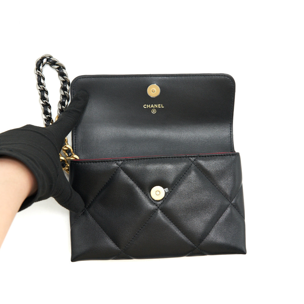 Chanel 19 Clutch lambskin black