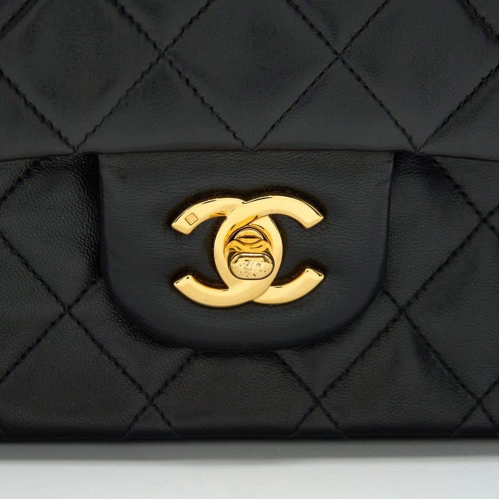 Chanel Vintage Classic Flap Medium in Black