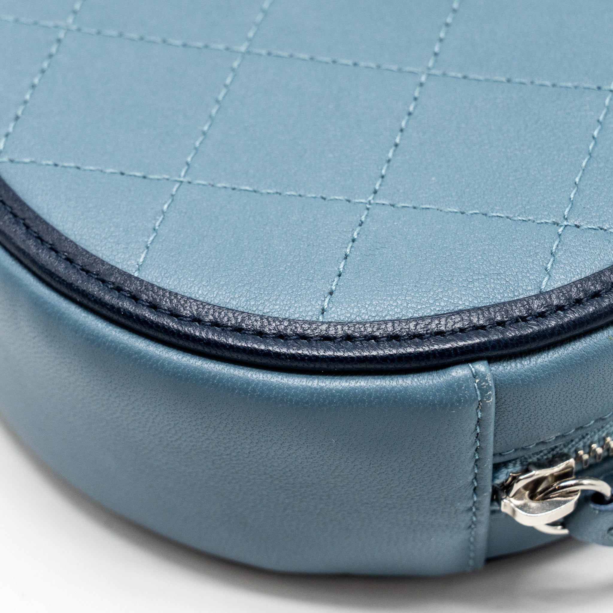Chanel Round clutch with chain lambskin multicolour blue