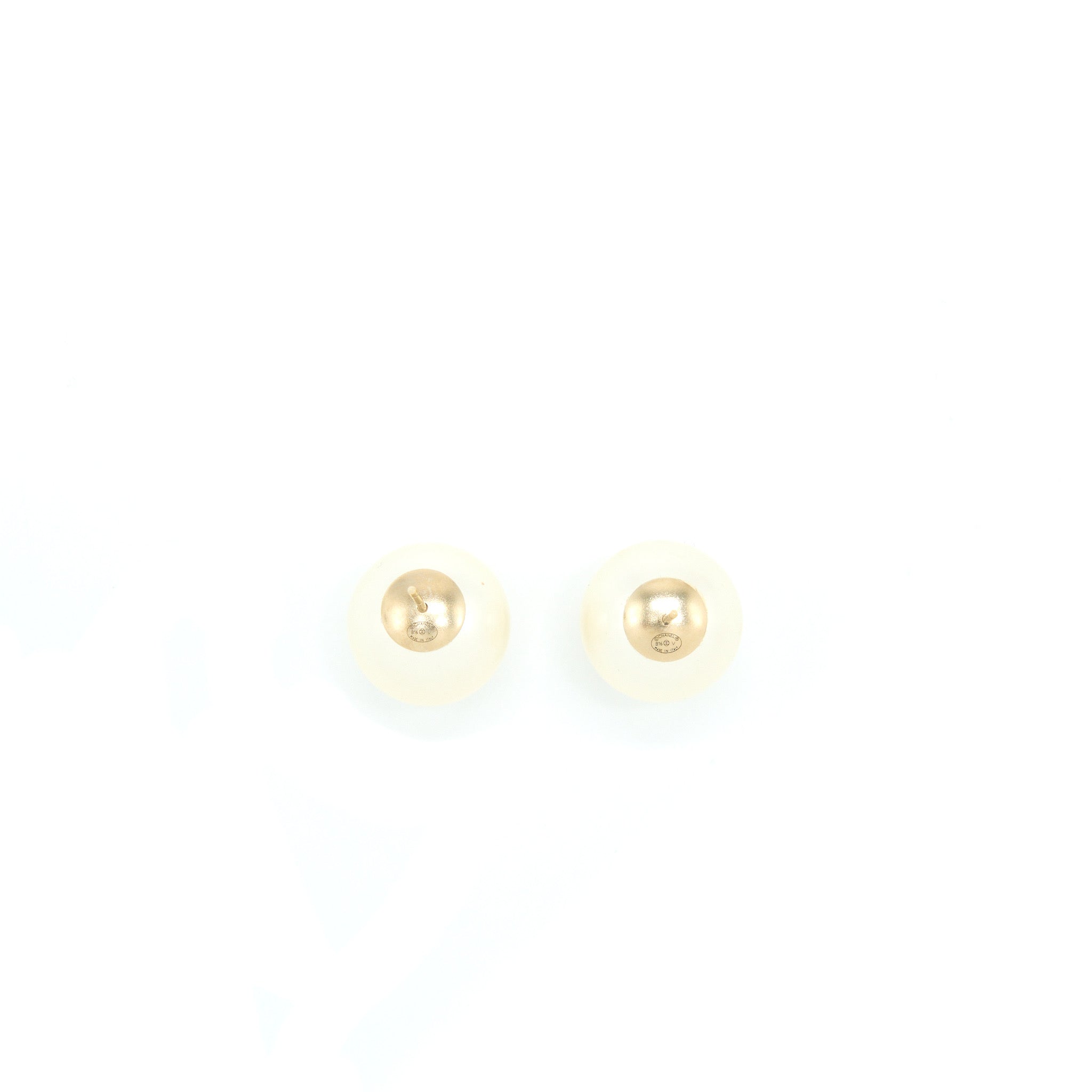 Chanel Giant Pearl With CC Logo Earring L