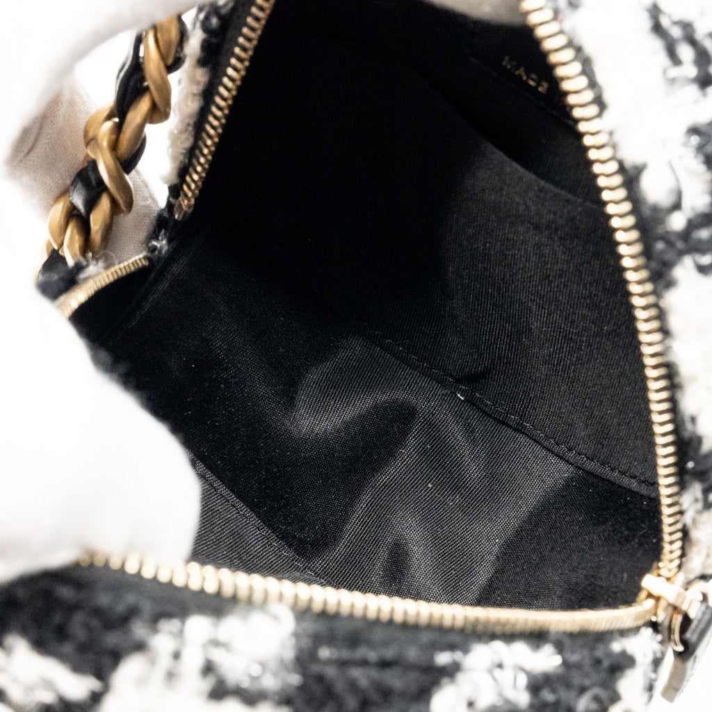 Chanel 19 round clutch  with chain with coin purse tweed / lambskin black/ white