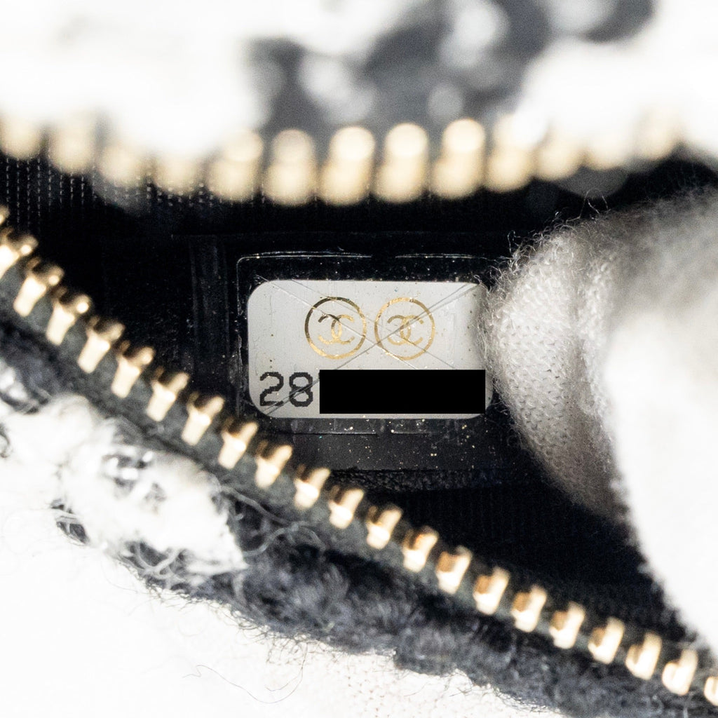 Chanel 19 round clutch  with chain with coin purse tweed / lambskin black/ white