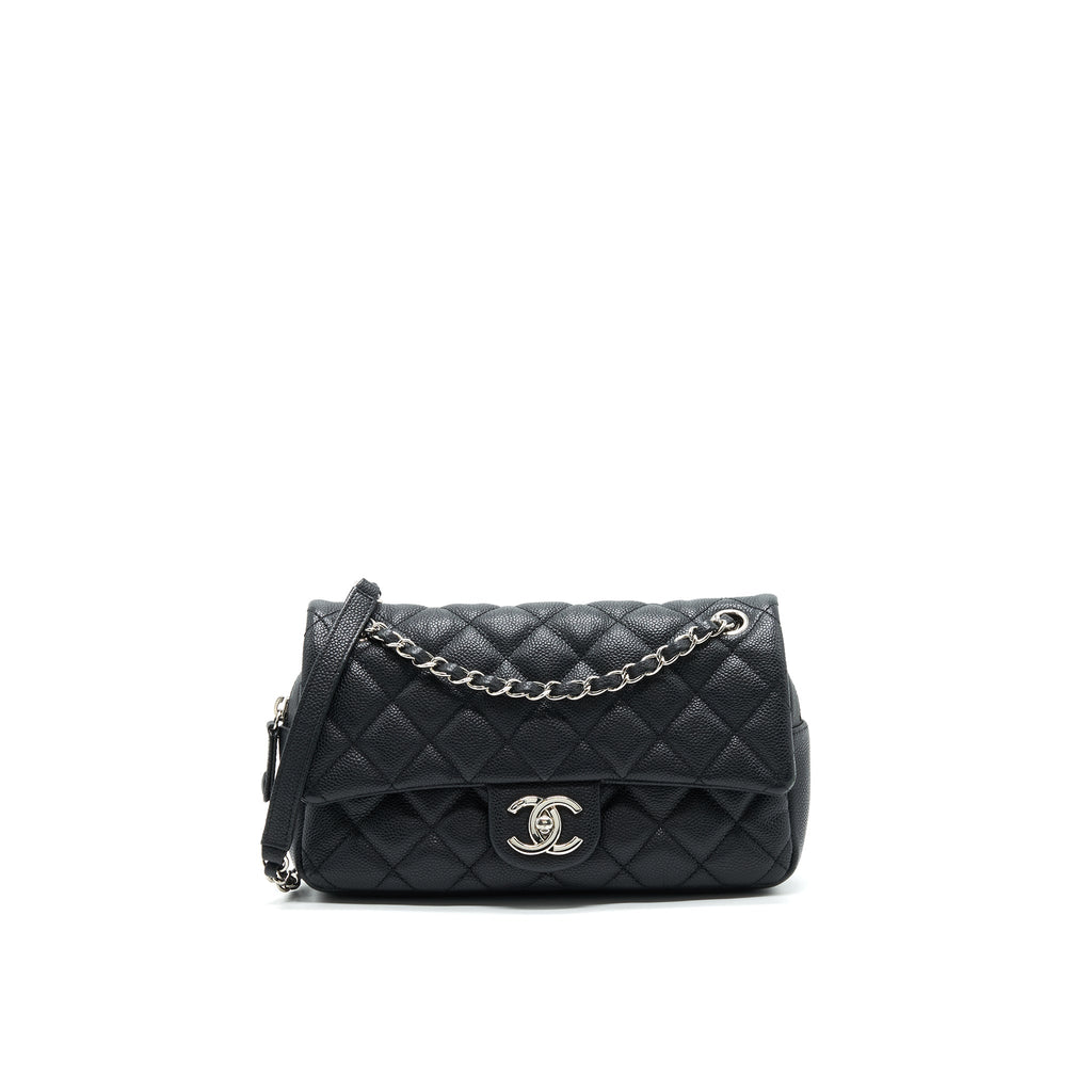 Chanel flap Bag with inner zipper caviar Black