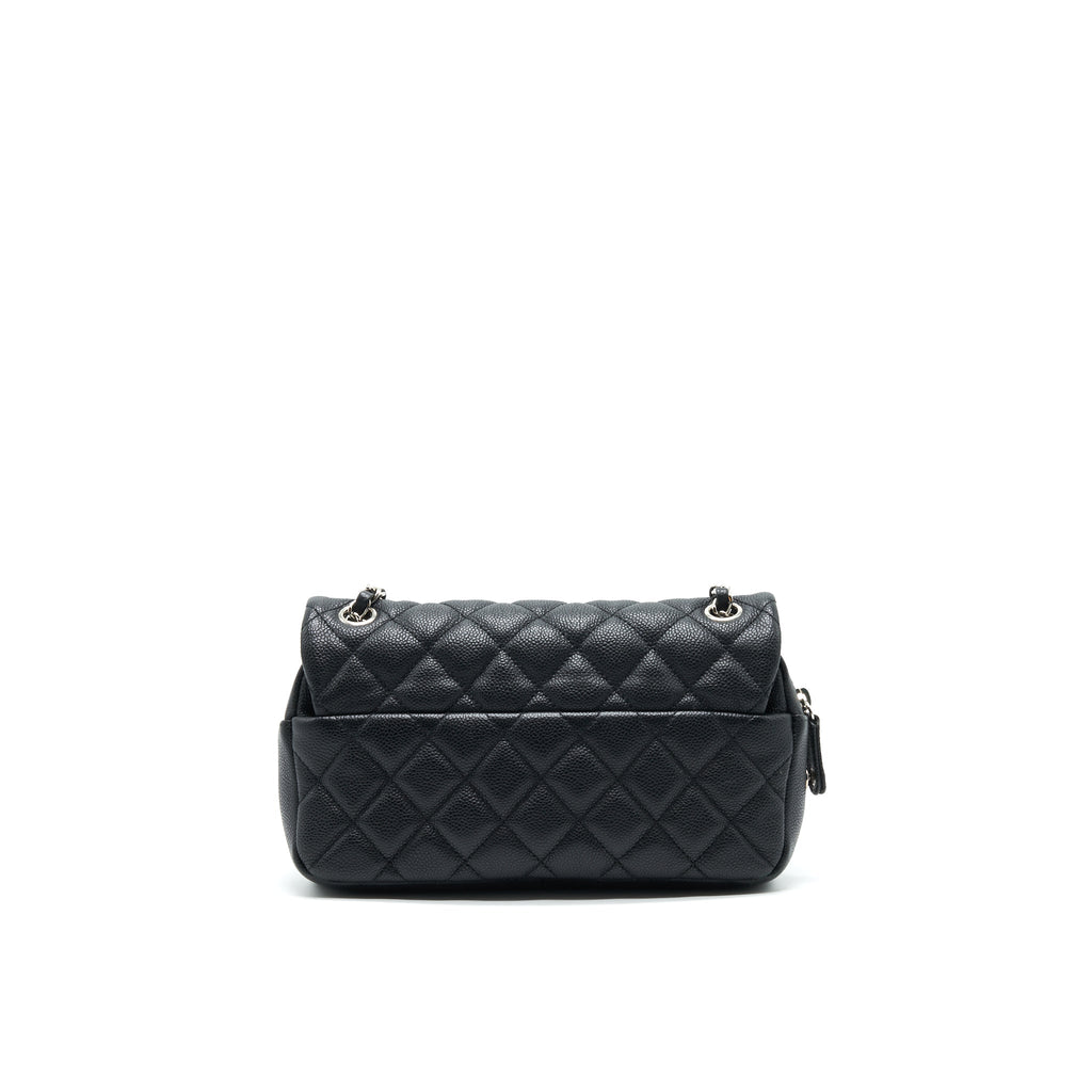 Chanel flap Bag with inner zipper caviar Black