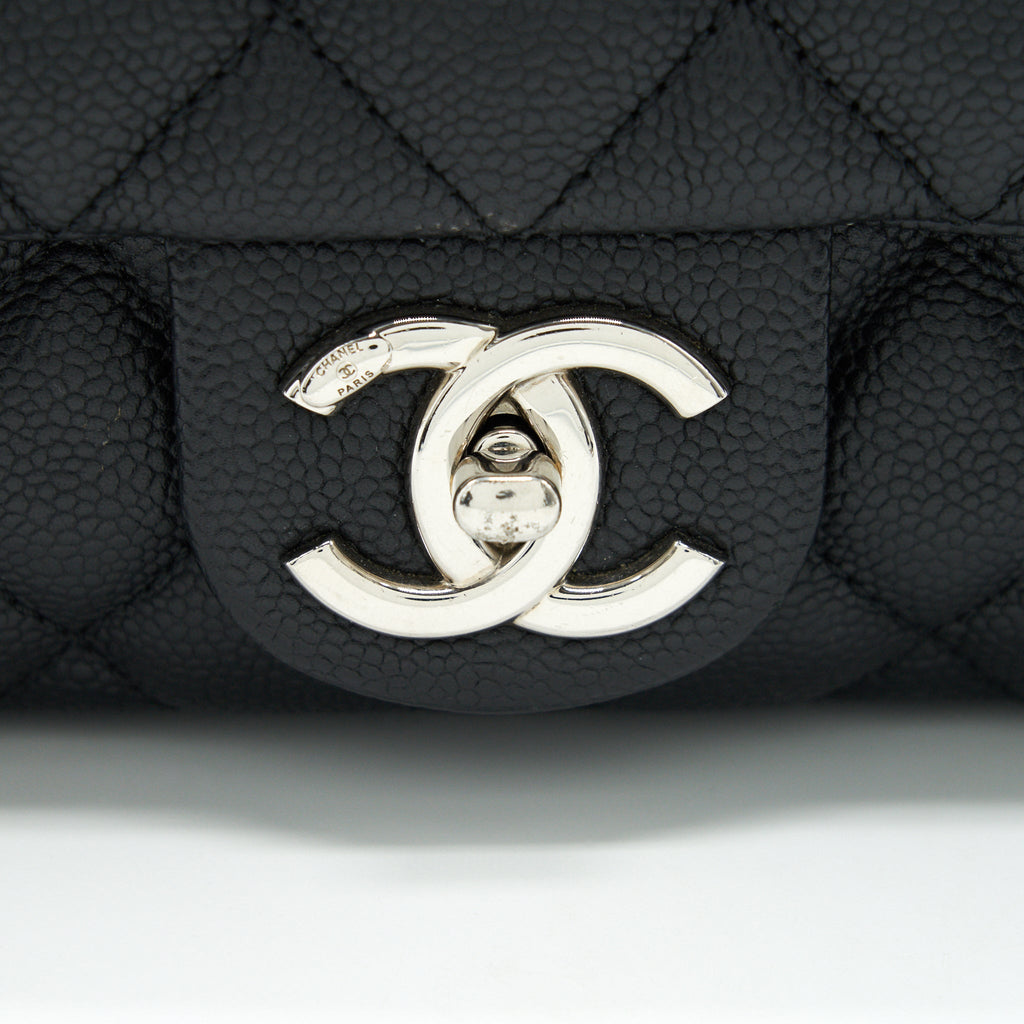 Chanel flap Bag with inner zipper caviar Black