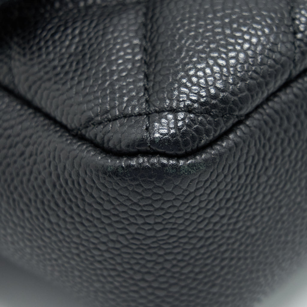 Chanel flap Bag with inner zipper caviar Black