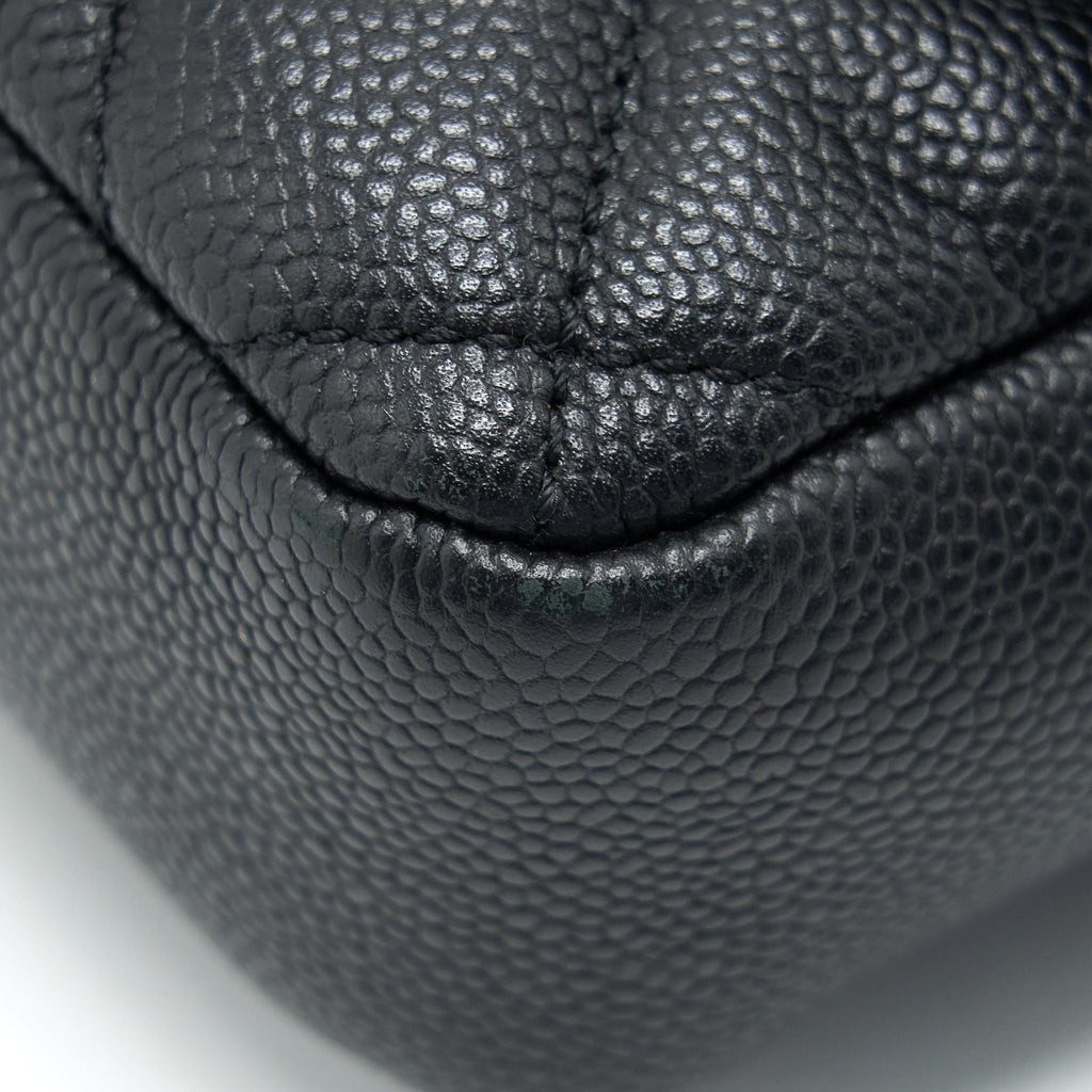 Chanel flap Bag with inner zipper caviar Black