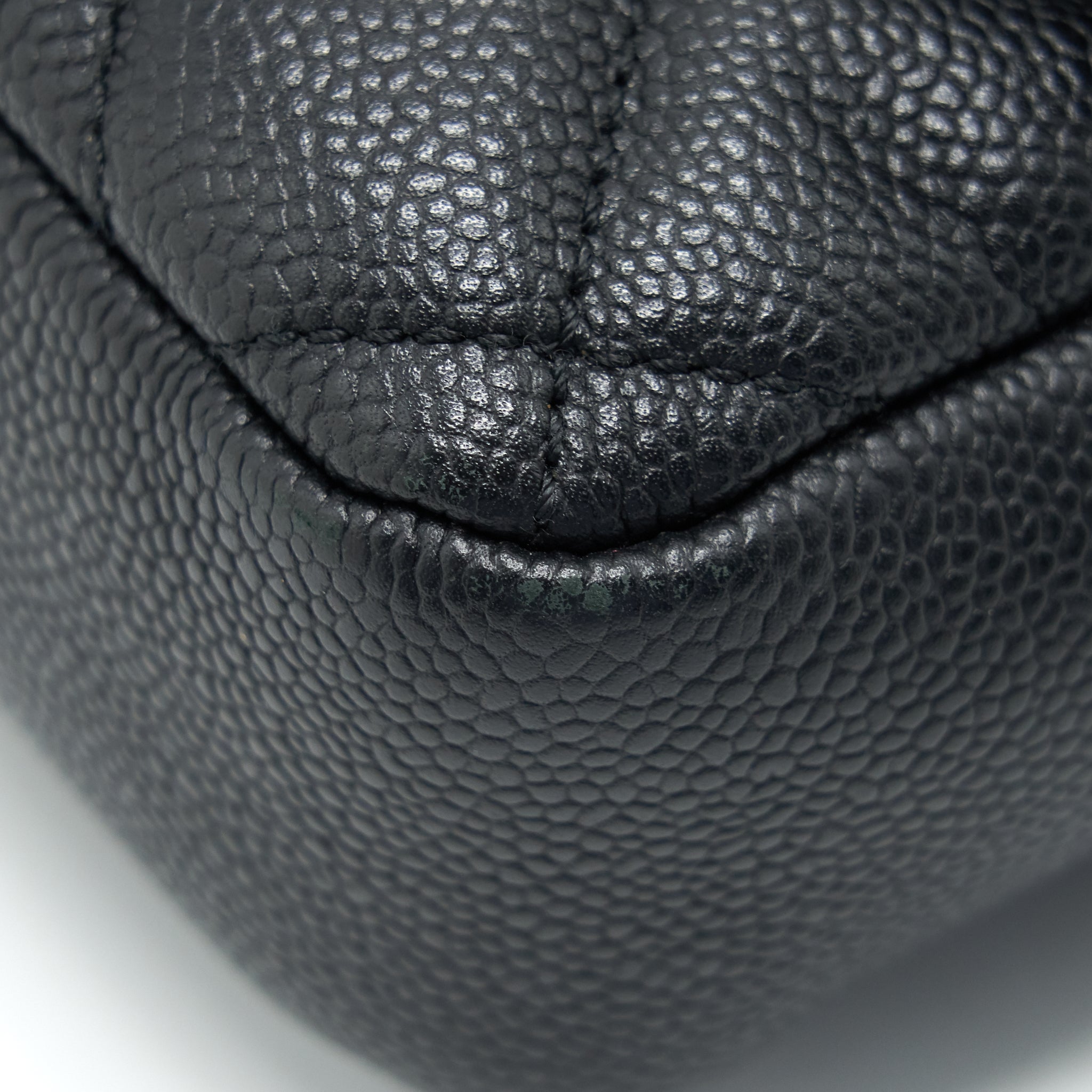 Chanel flap Bag with inner zipper caviar Black
