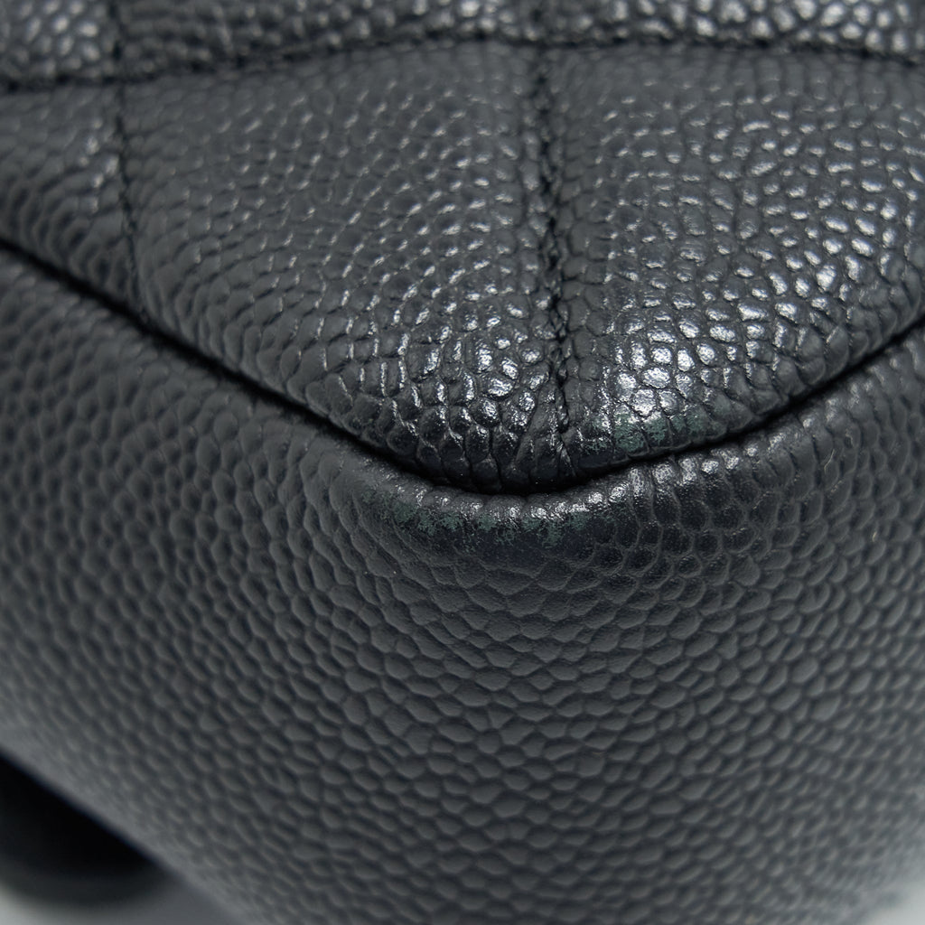 Chanel flap Bag with inner zipper caviar Black