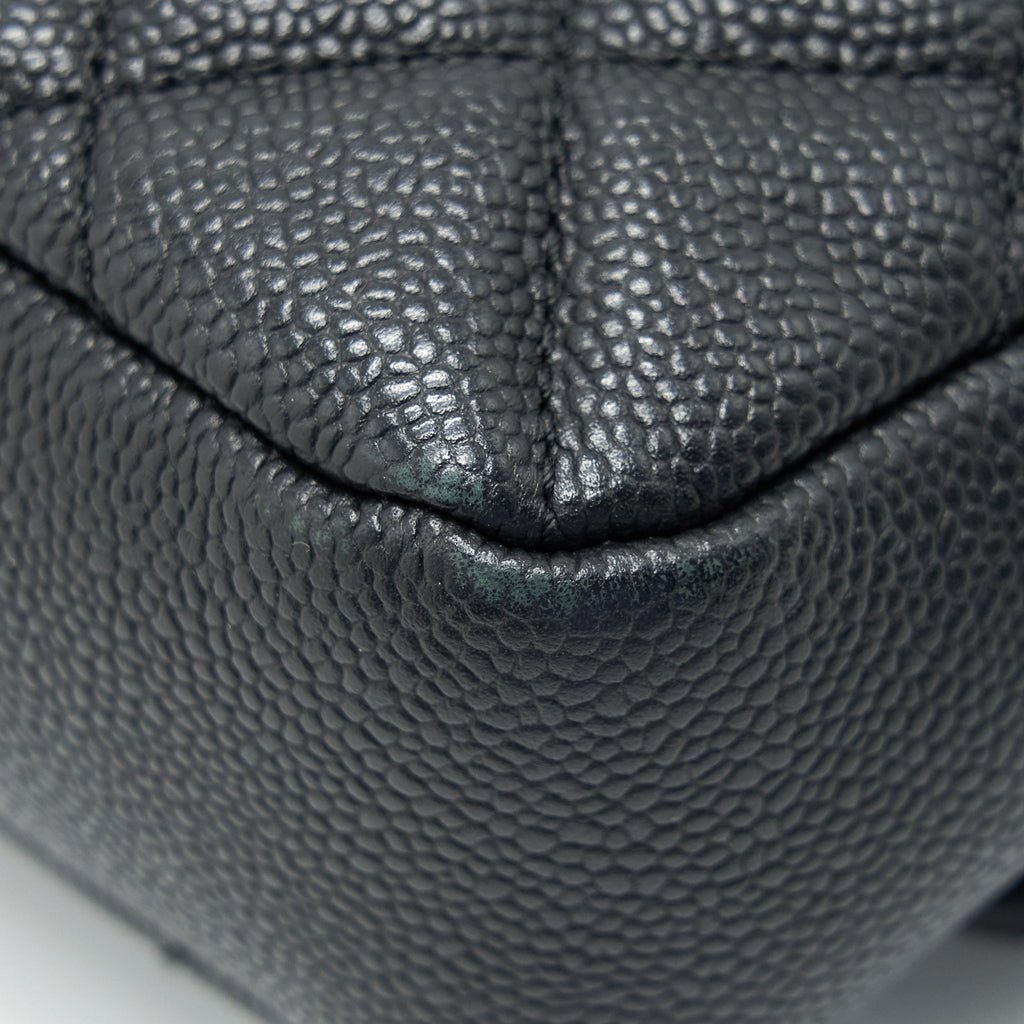 Chanel flap Bag with inner zipper caviar Black