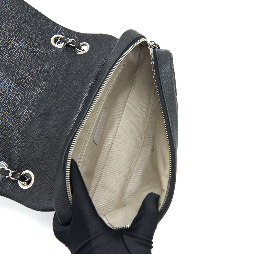 Chanel flap Bag with inner zipper caviar Black