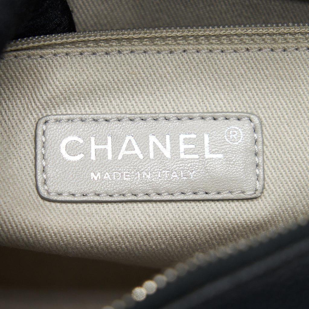 Chanel flap Bag with inner zipper caviar Black