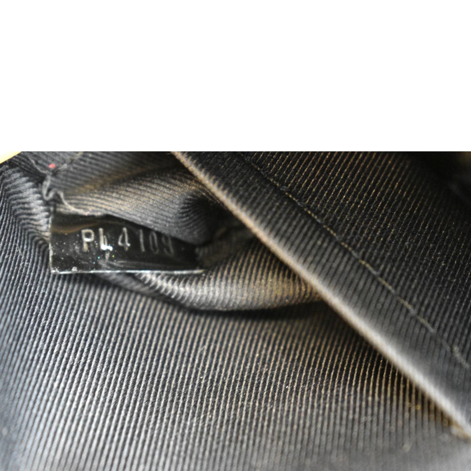 LOUIS VUITTON Monogram Vernis Leather Belt Bag Black
