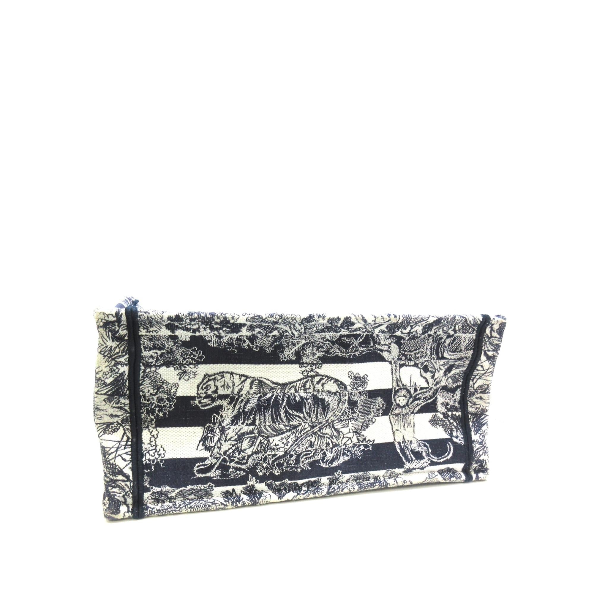 Dior Medium Toile de Jouy Book Tote (SHG-w91Lfx)