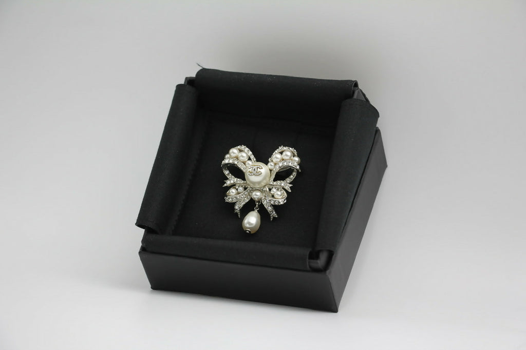 Chanel C20B Imitation Pearl Bow Brooch