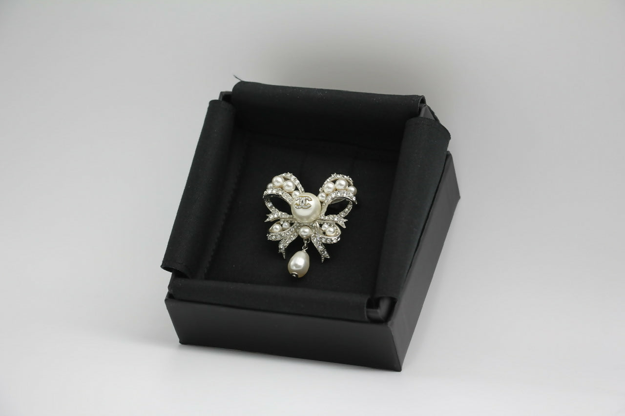 Chanel C20B Imitation Pearl Bow Brooch