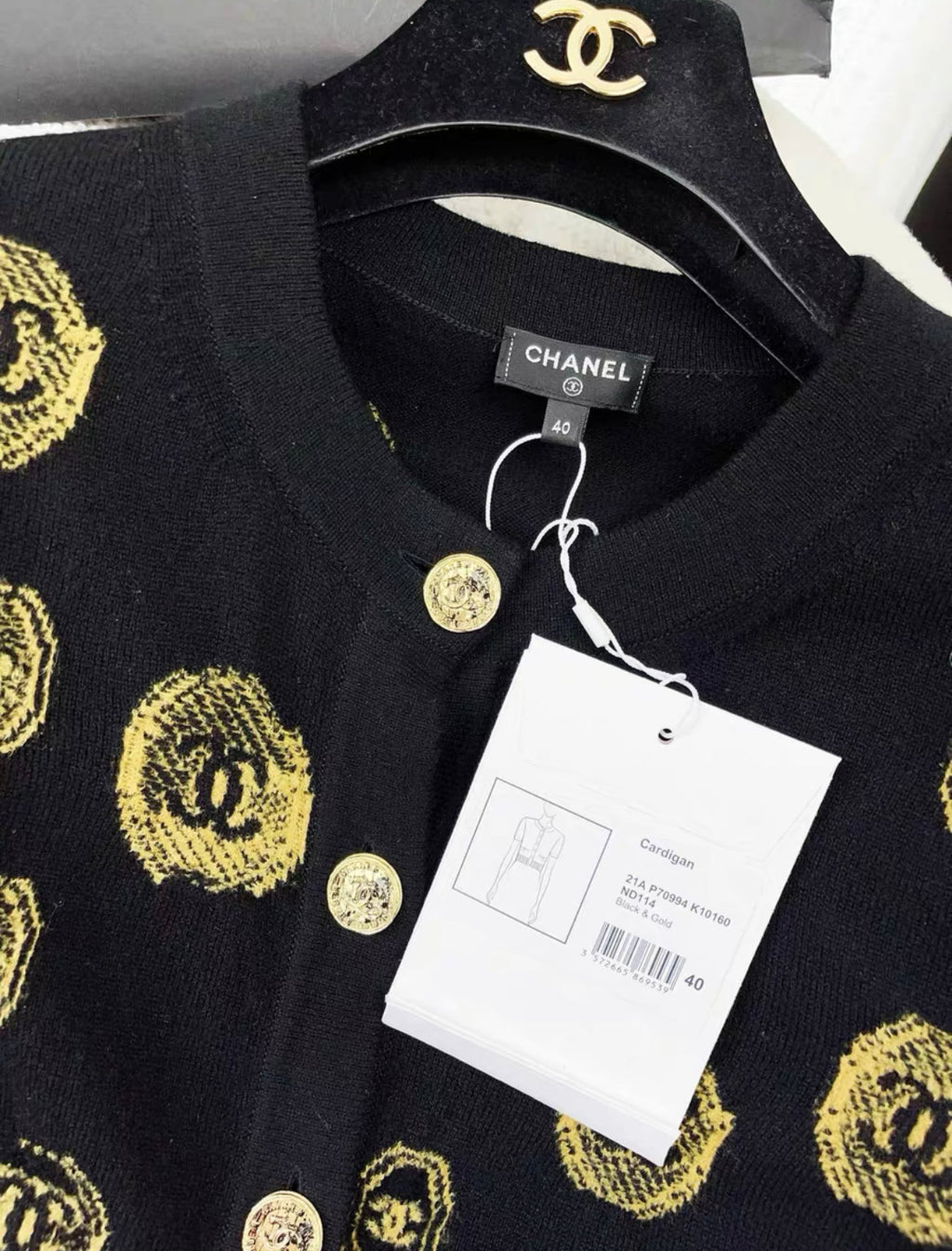 CHANEL 21A CASHMERE IGAN BLACK/GOLD size 40