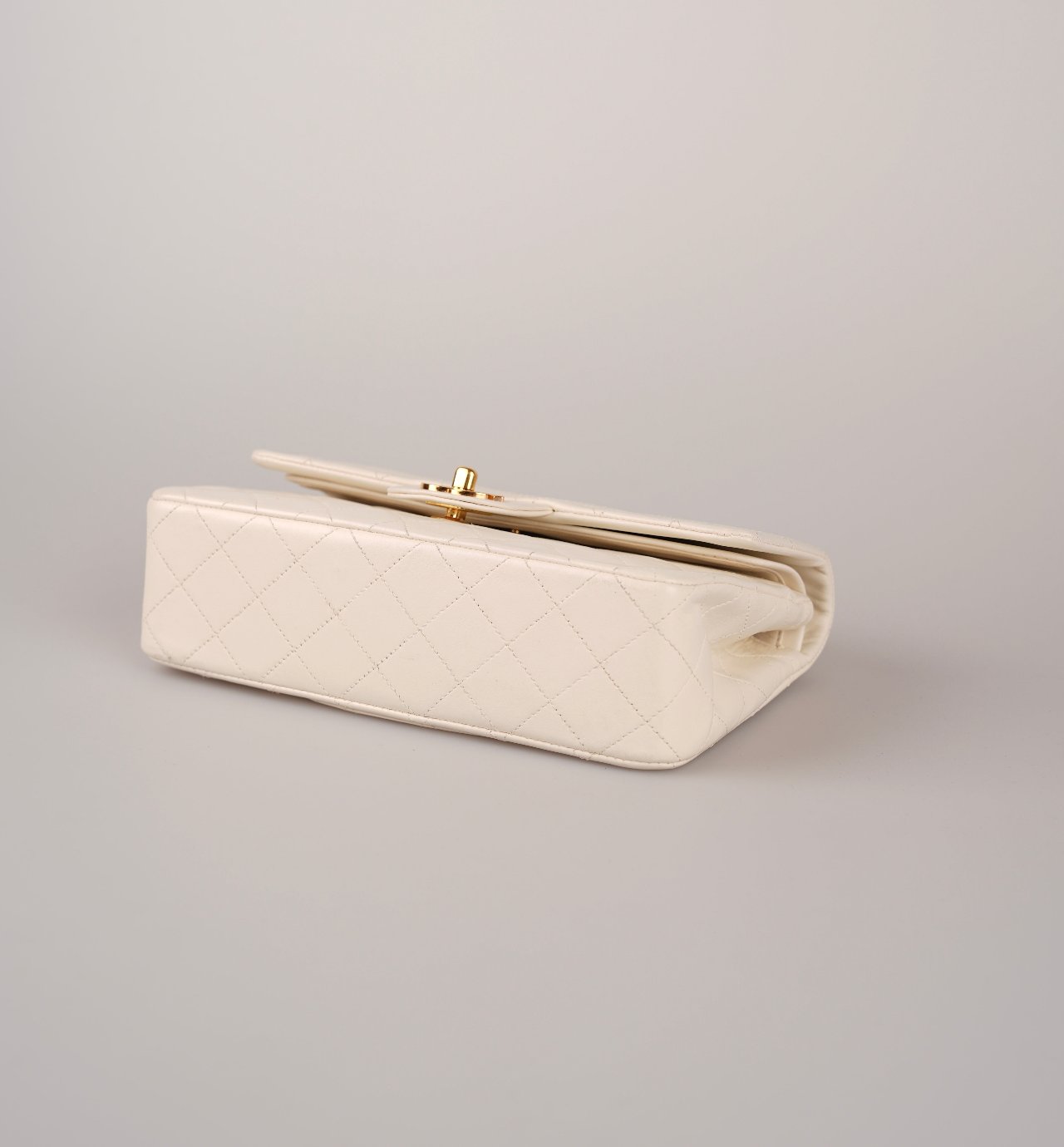 Chanel Medium Vintage White Classic Double Flap Bag in Lambskin with gold hardware