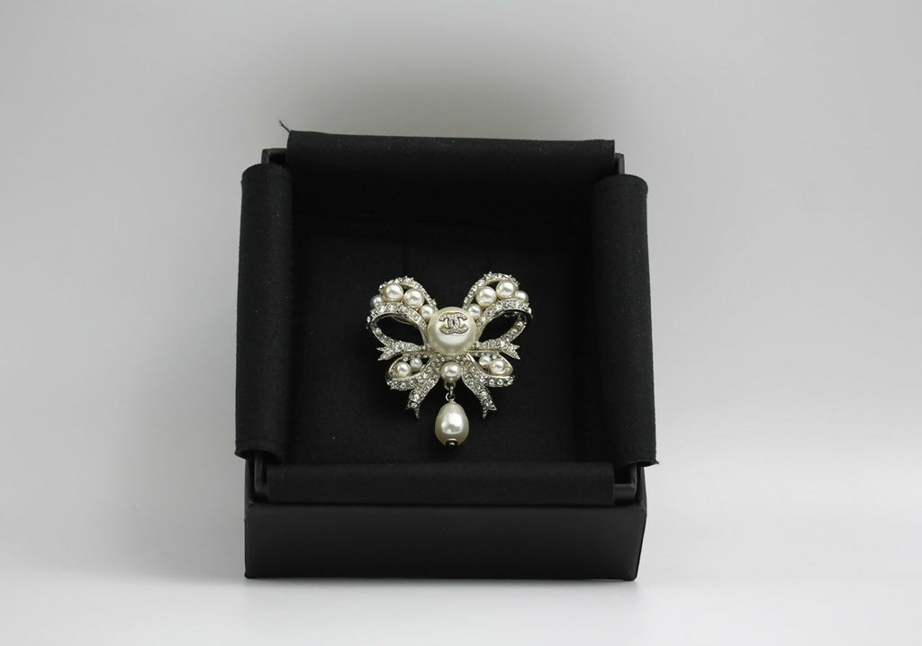 Chanel C20B Imitation Pearl Bow Brooch