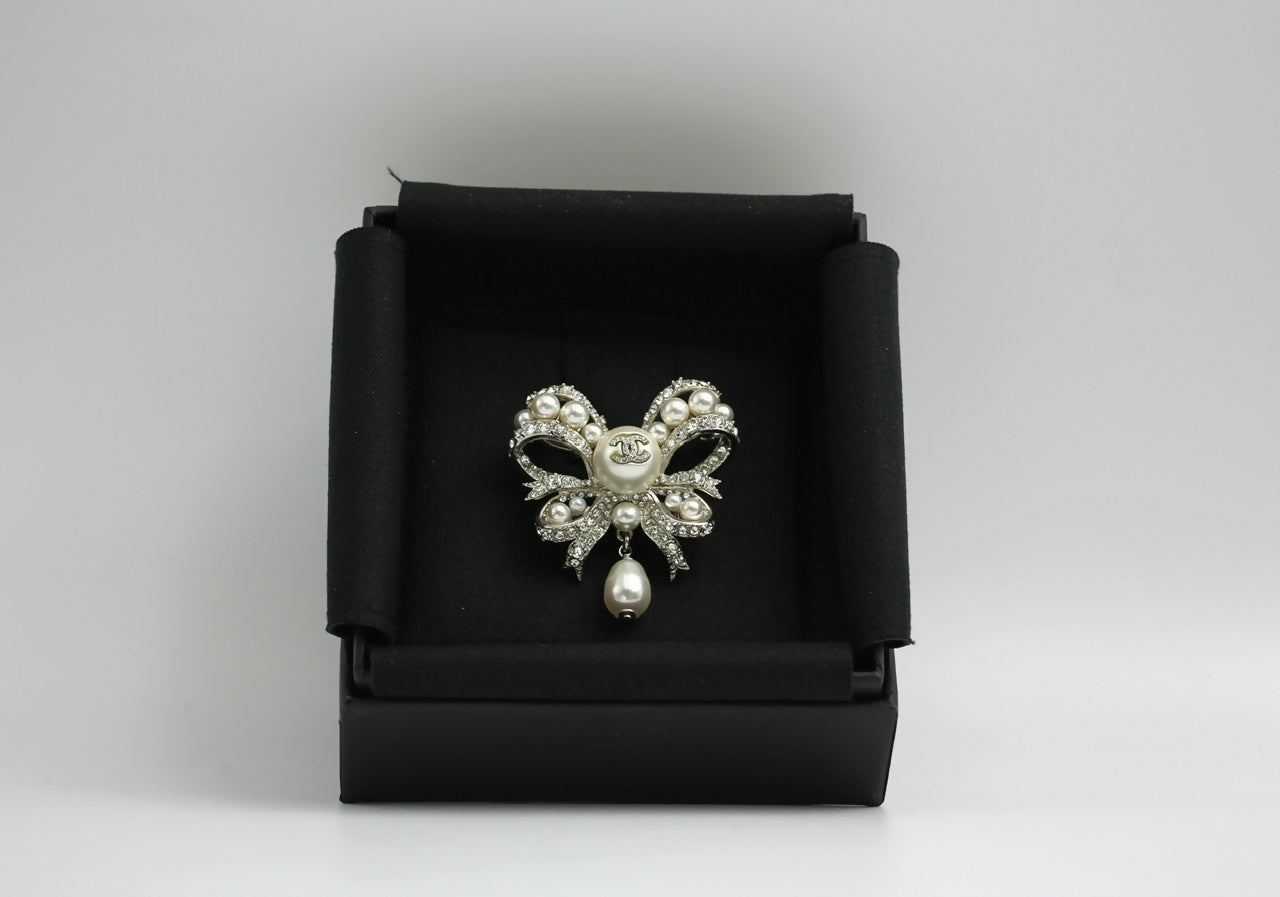 Chanel C20B Imitation Pearl Bow Brooch