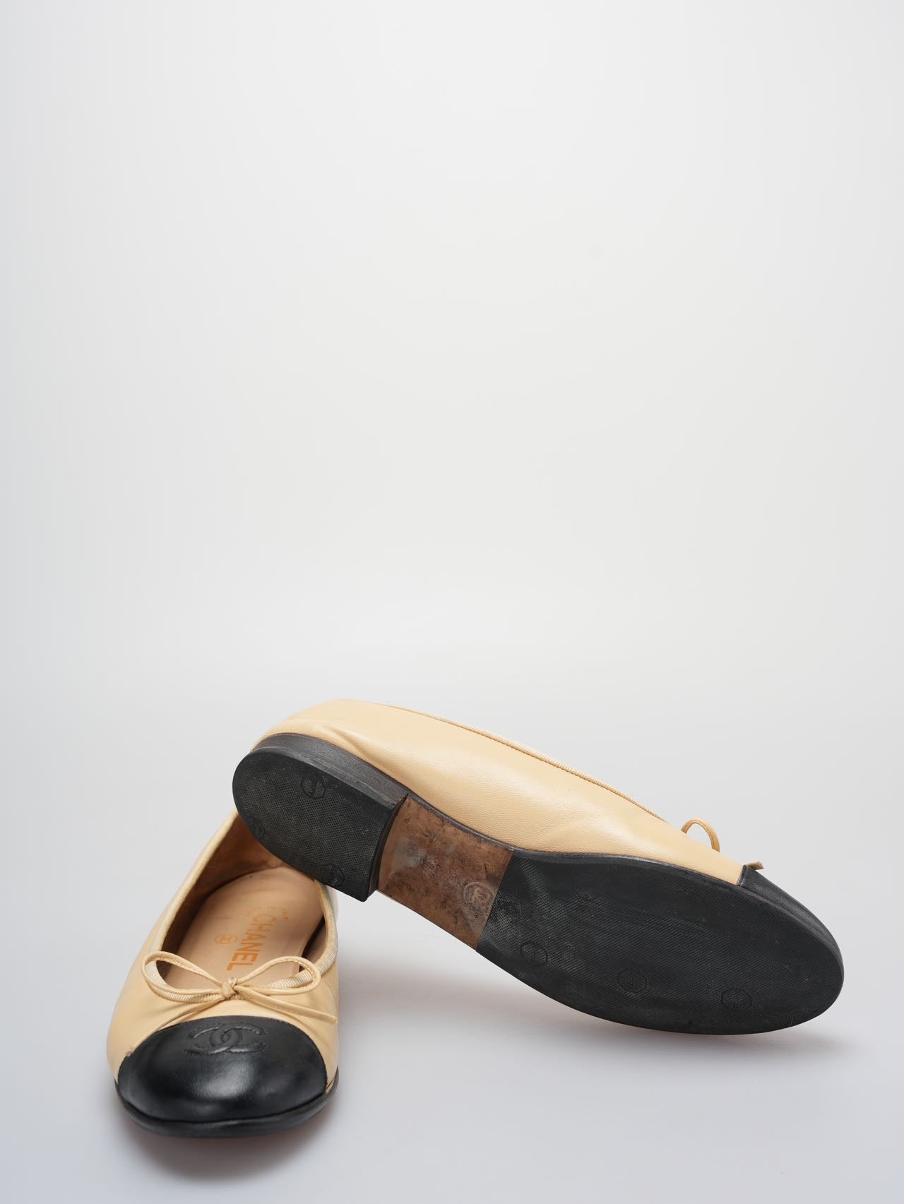 Chanel Beige/Black Leather CC Bow Cap Toe Ballet Flats Size 37 .5