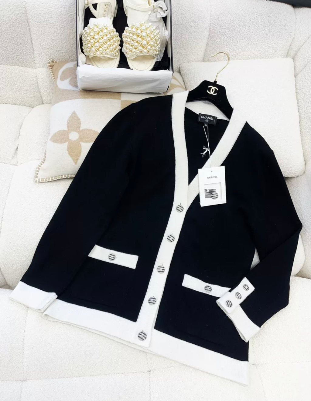 Chanel 24C black and white cashmere igan size 36